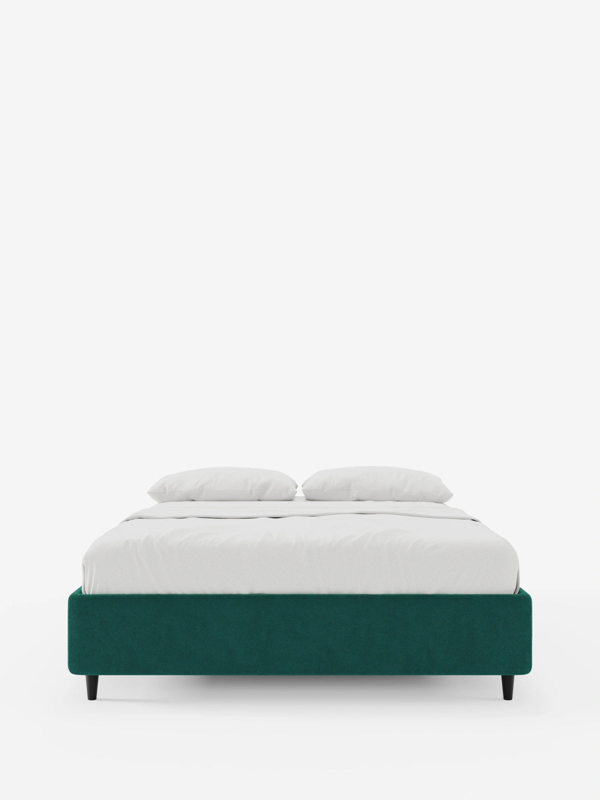 Il letto sommier imbottito ERON con contenitore, rivestito in tessuto impermeabile certificato Oeko-Tex color verde acqua intenso con gambe scure, presentato con cura con lenzuola bianche e due cuscini bianchi su uno sfondo a tinta unita.