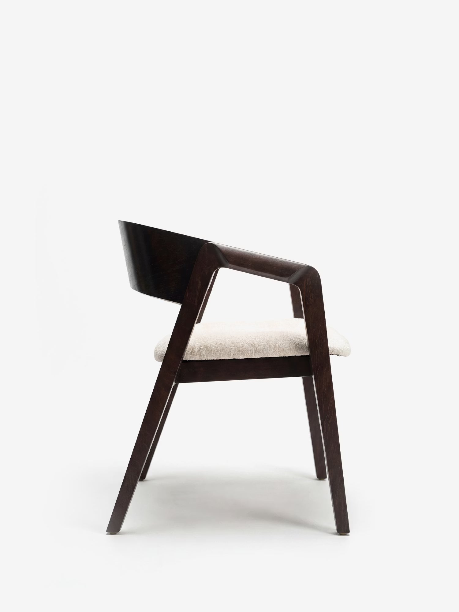 La Etra Sedia di Divani.Store presenta un design moderno con struttura in legno massello scuro, braccioli, schienale avvolgente e seduta imbottita in ciniglia beige. È raffigurata di profilo su uno sfondo bianco.