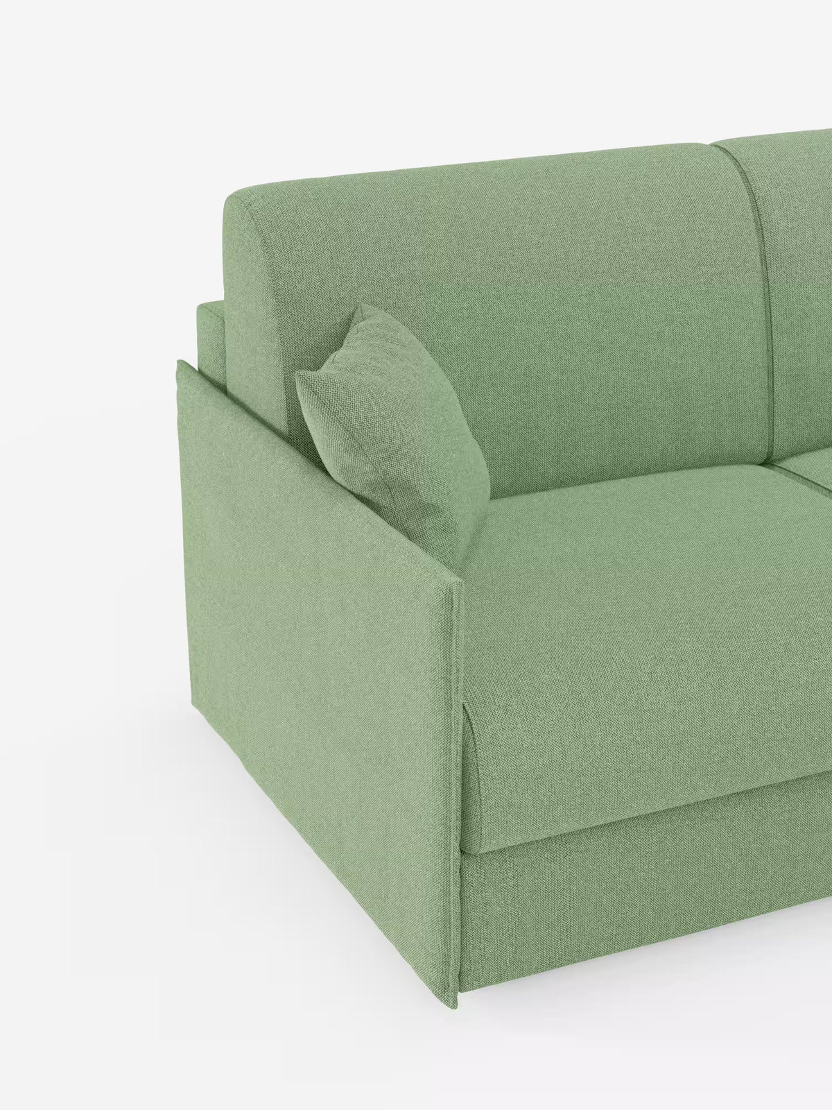 Un primo piano del lato sinistro del divano letto matrimoniale sfoderabile Evans di Divani.Store, presentato in un moderno tessuto verde chiaro antimacchia (T23) con un cuscino coordinato appoggiato allo schienale. Questo modello compatto presenta linee pulite e dritte sui braccioli e sullo schienale, oltre a un pratico vano porta-cuscini. Immagine su sfondo bianco.