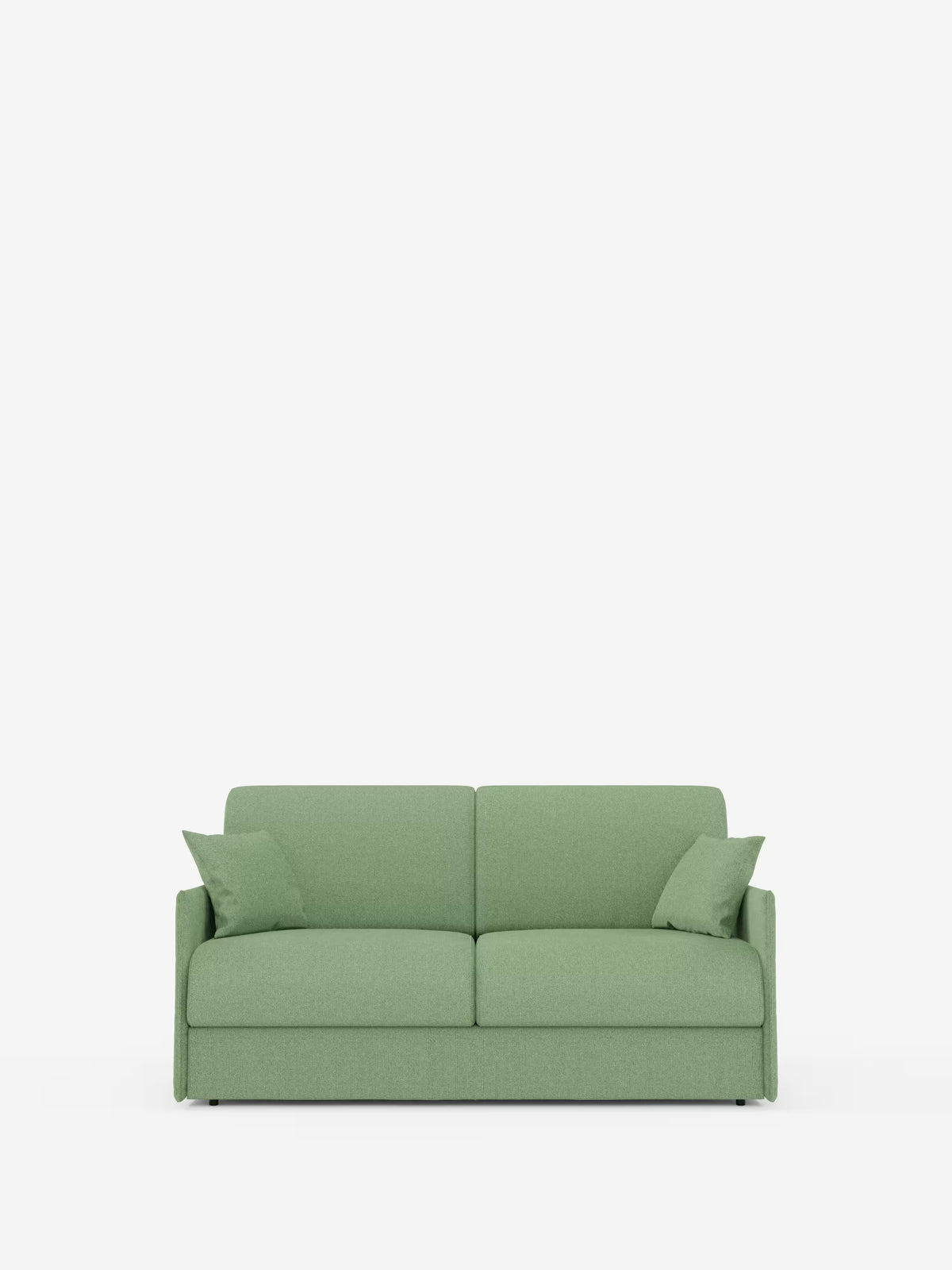 Il divano letto matrimoniale sfoderabile Evans di Divani.Store, rivestito in verde chiaro, presenta un design compatto e moderno con braccioli dritti e una superficie di seduta liscia e uniforme. Include due cuscini quadrati abbinati e un pratico vano porta guanciali. Realizzato in tessuto T23 smacchiabile, questo divano letto minimalista dalla forma squadrata spicca su uno sfondo bianco a tinta unita: un divano salvaspazio ideale per gli interni contemporanei.