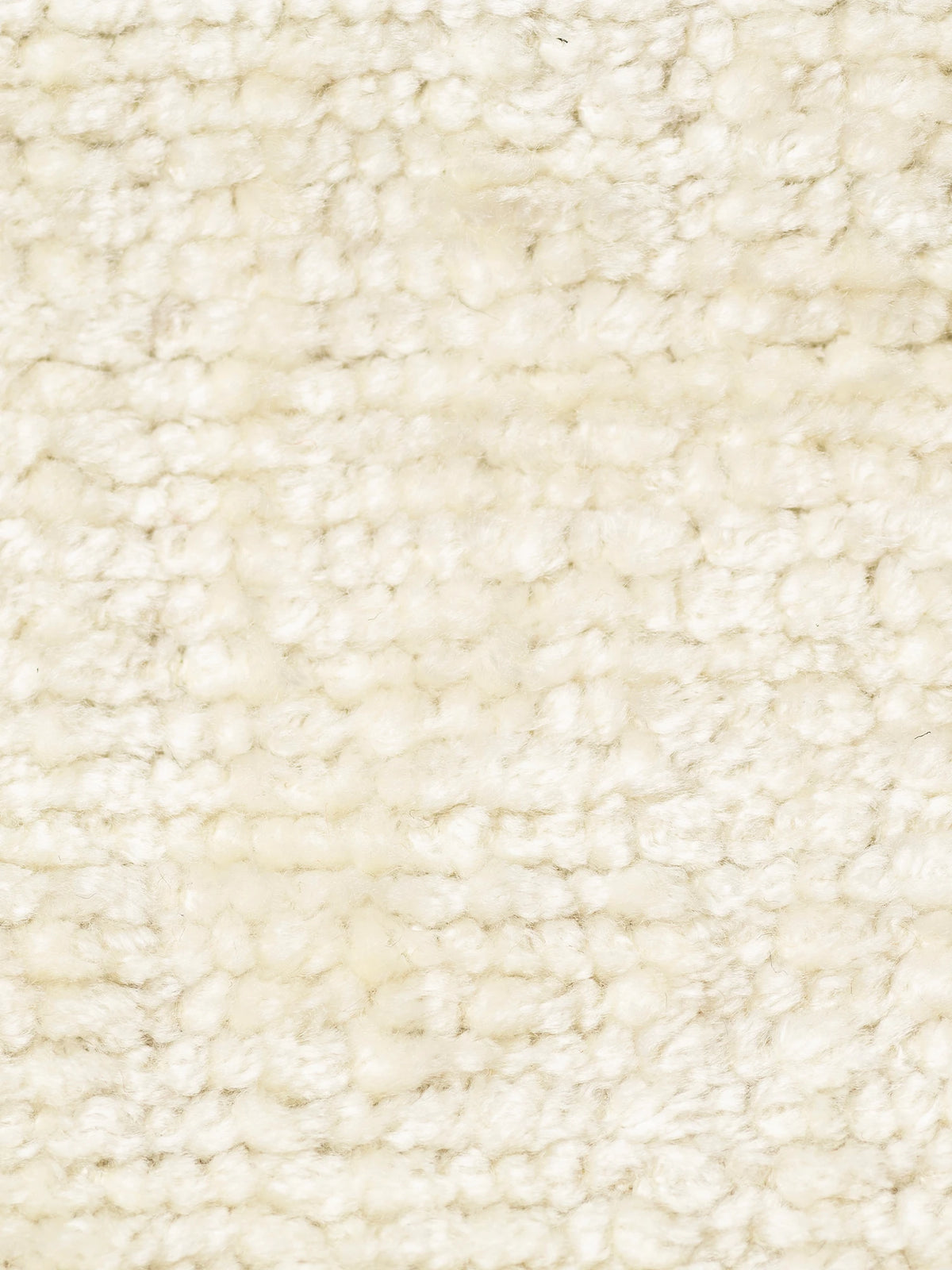Un primo piano del tessuto bouclé S02 ELITE, di colore bianco sporco e dalla trama ruvida, caratterizzato da un pelo morbido e nodoso e da un aspetto fitto e intrecciato, che crea una superficie irregolare e confortevole, ideale per tappezzerie di alta qualità.