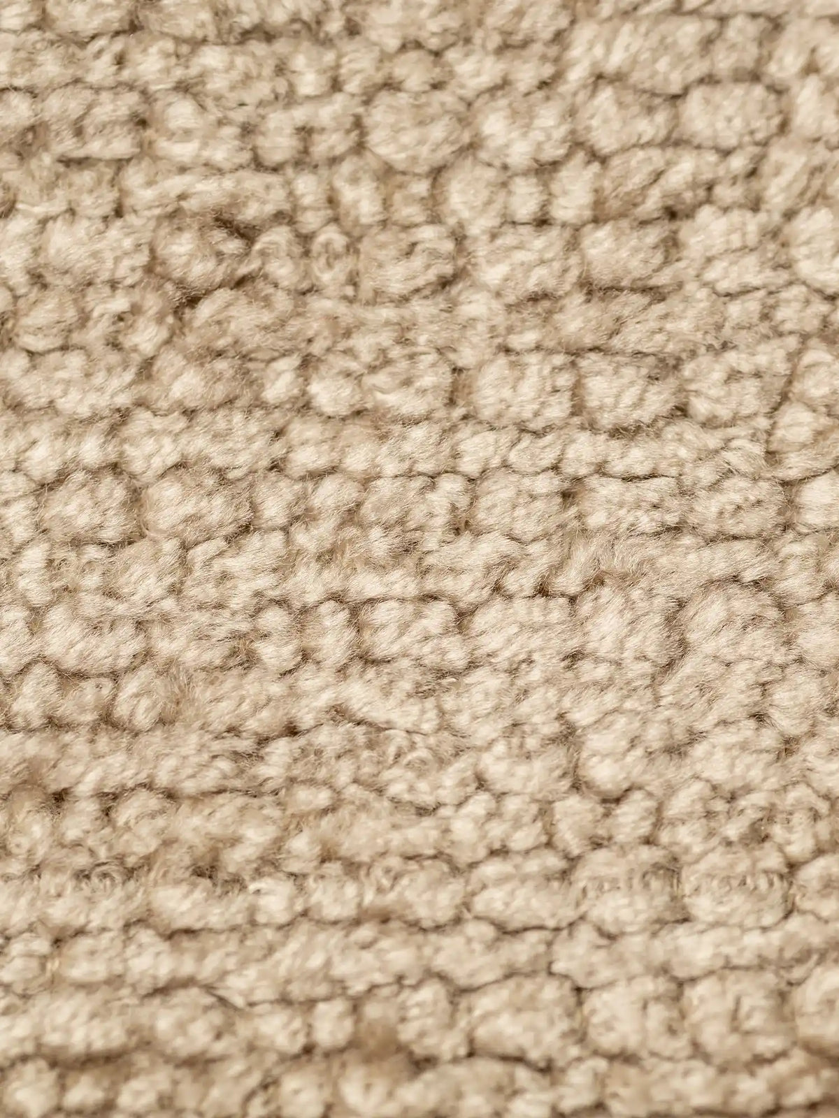 Un primo piano del tessuto S02 ELITE, un tessuto bouclé beige in ciniglia, dalla trama spessa, strutturata e nodosa che crea un motivo denso e irregolare di piccoli anelli e ciuffi.