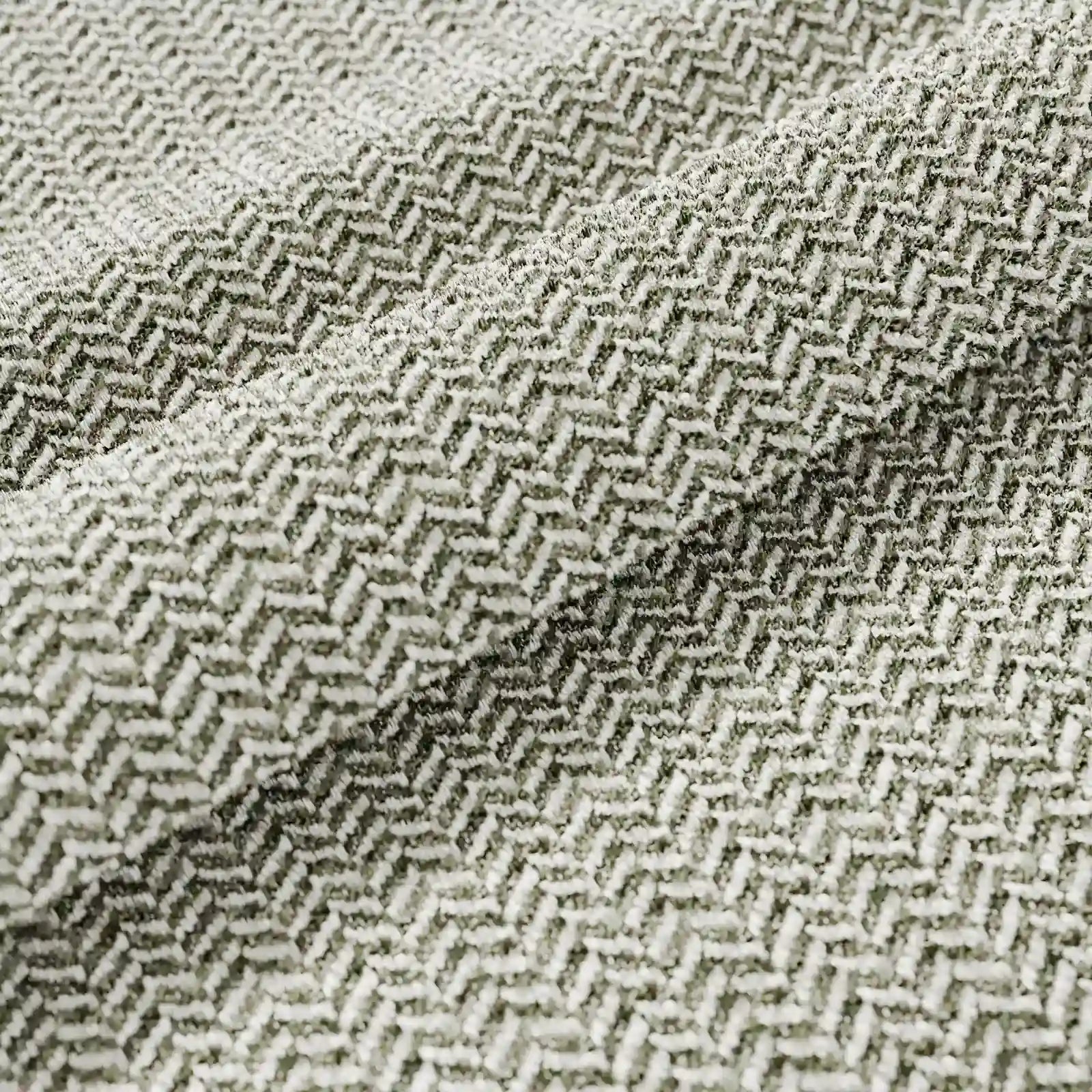 Primo piano sul tessuto grigio chiaro del cuscino Sorrento 45x45 in Lino di Divani.Store, caratterizzato da un motivo a zigzag in rilievo. La trama a rilievo conferisce profondità, rendendo questo cuscino lavabile in lavatrice elegante e pratico al tempo stesso.