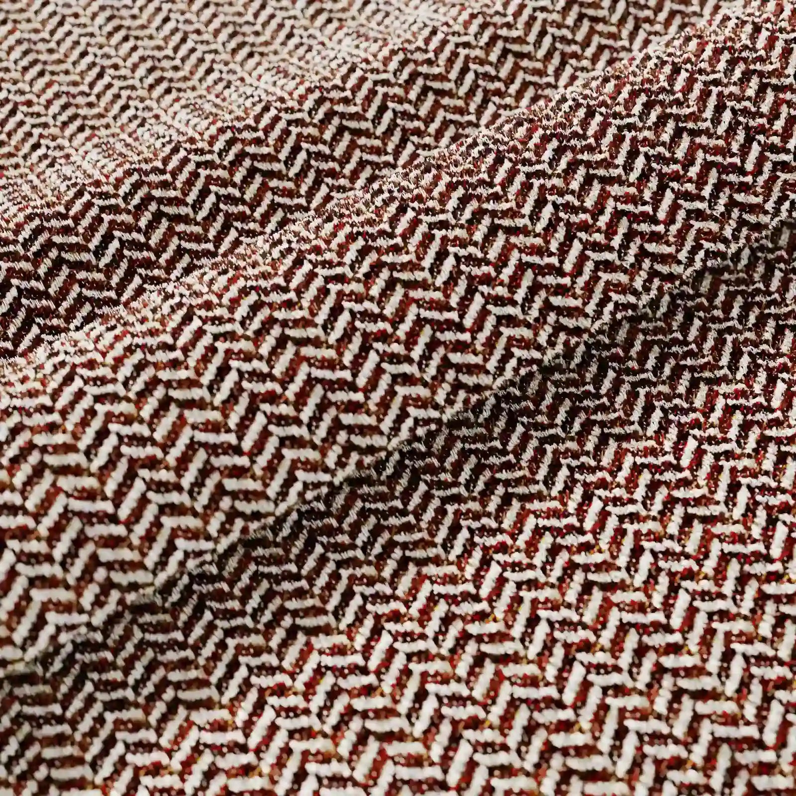 Primo piano del cuscino Sorrento 45x45 in lino di Divani.Store: tessuto marrone e bianco con motivo a zig zag, dalla trama evidente, morbide pieghe e grande profondità — perfetto per cuscini lavabili in lavatrice e dall’eleganza naturale.