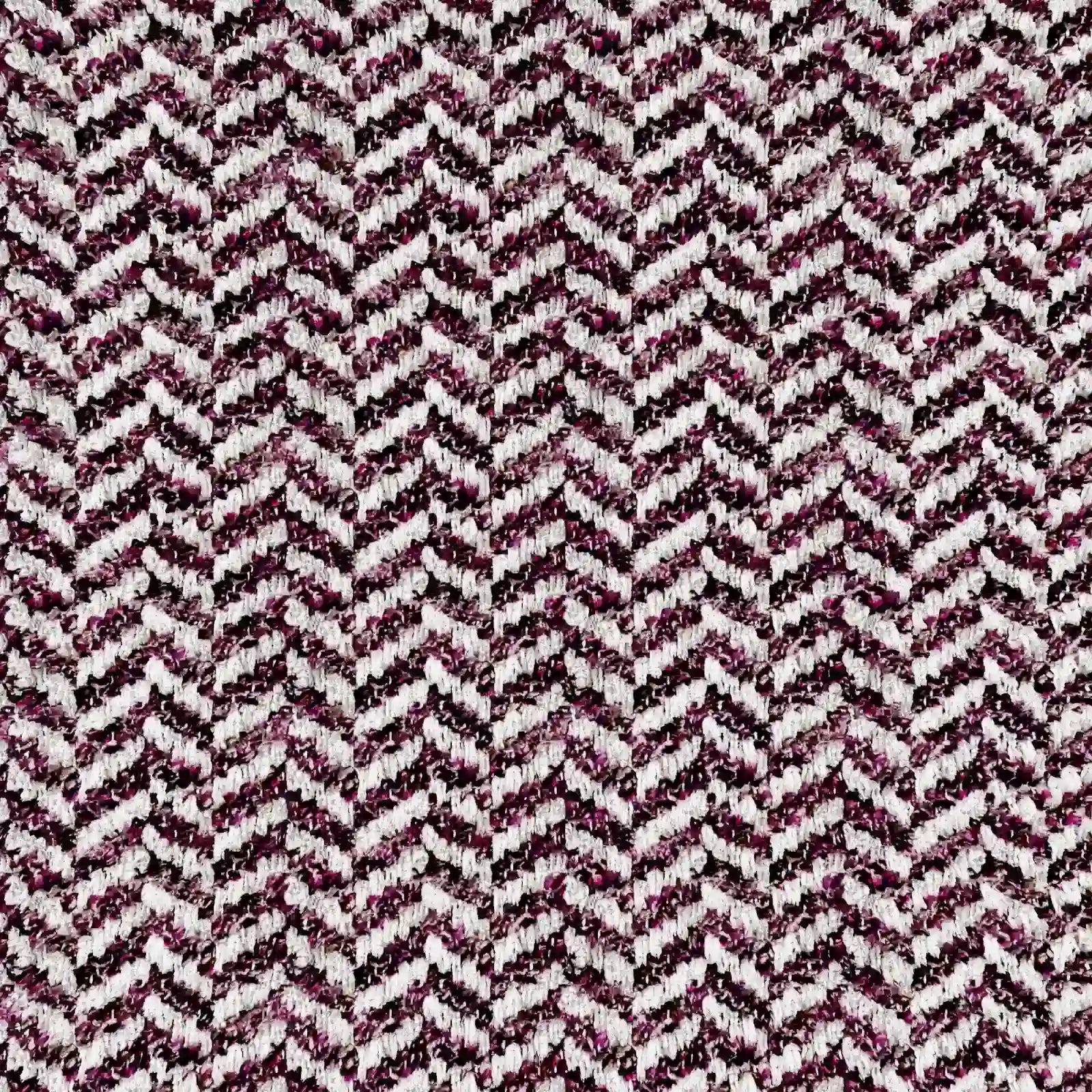 Primo piano sul modello "Sorrento Cuscino 45x45 in Lino" di Divani.Store: un tessuto a maglia spesso e morbido con un motivo a chevron nei toni del bianco, del bordeaux e del marrone scuro; perfetto per cuscini lavabili e per conferire un'eleganza naturale a qualsiasi ambiente.