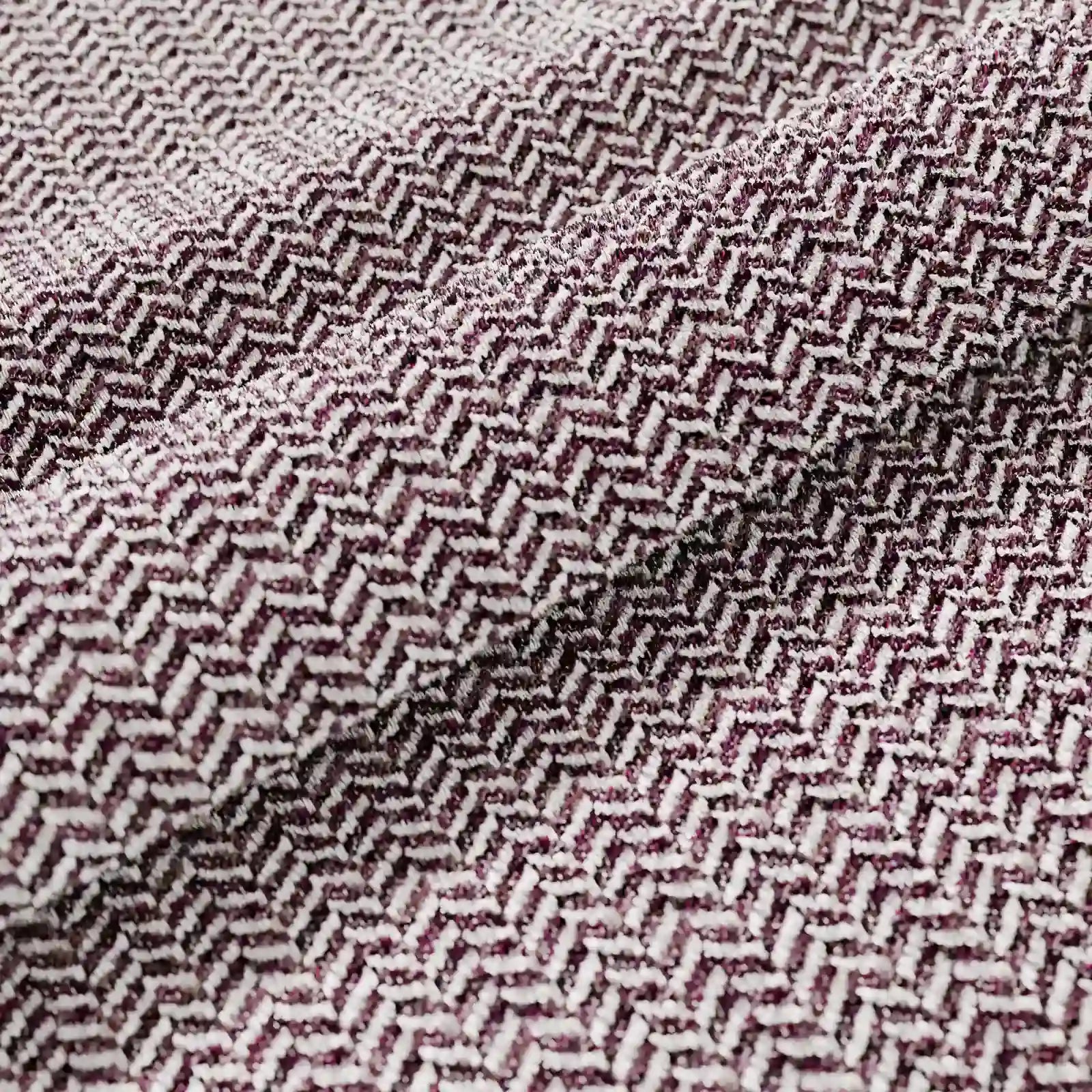 Il primo piano del modello "Sorrento Cuscino 45x45 in Lino" di Divani.Store mostra il tessuto a spina di pesce nei toni del bordeaux e del bianco, con delicate pieghe che ne esaltano la trama geometrica a zigzag: un design elegante e lavabile, perfetto per uno stile naturale.