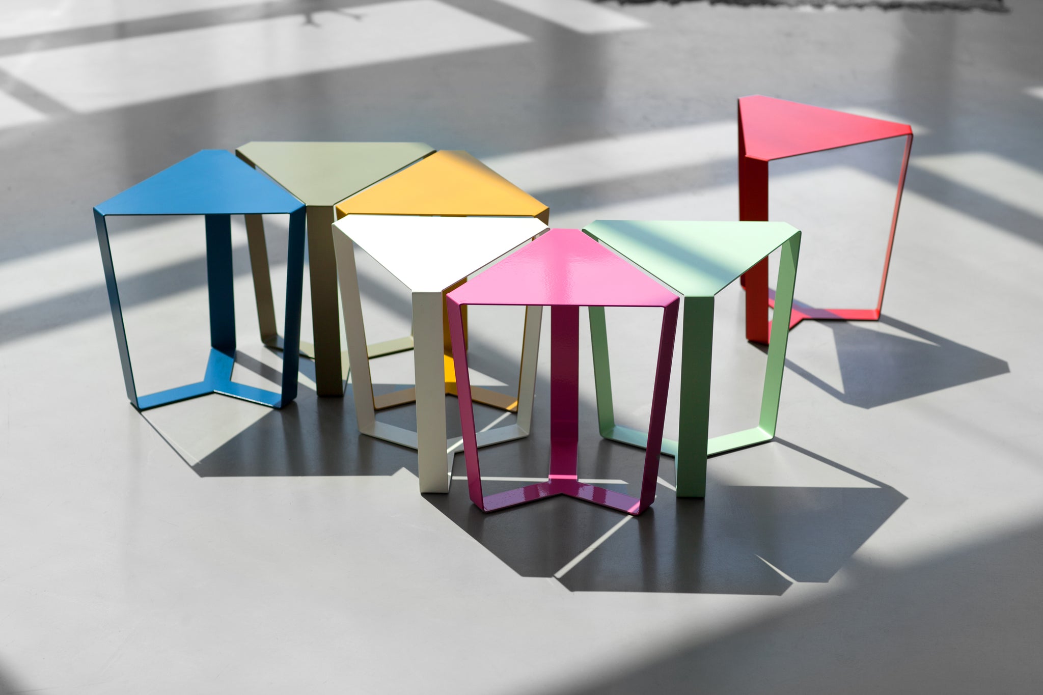 Finity tavolino triangolare per combinazioni modulari in diverse colorazioni