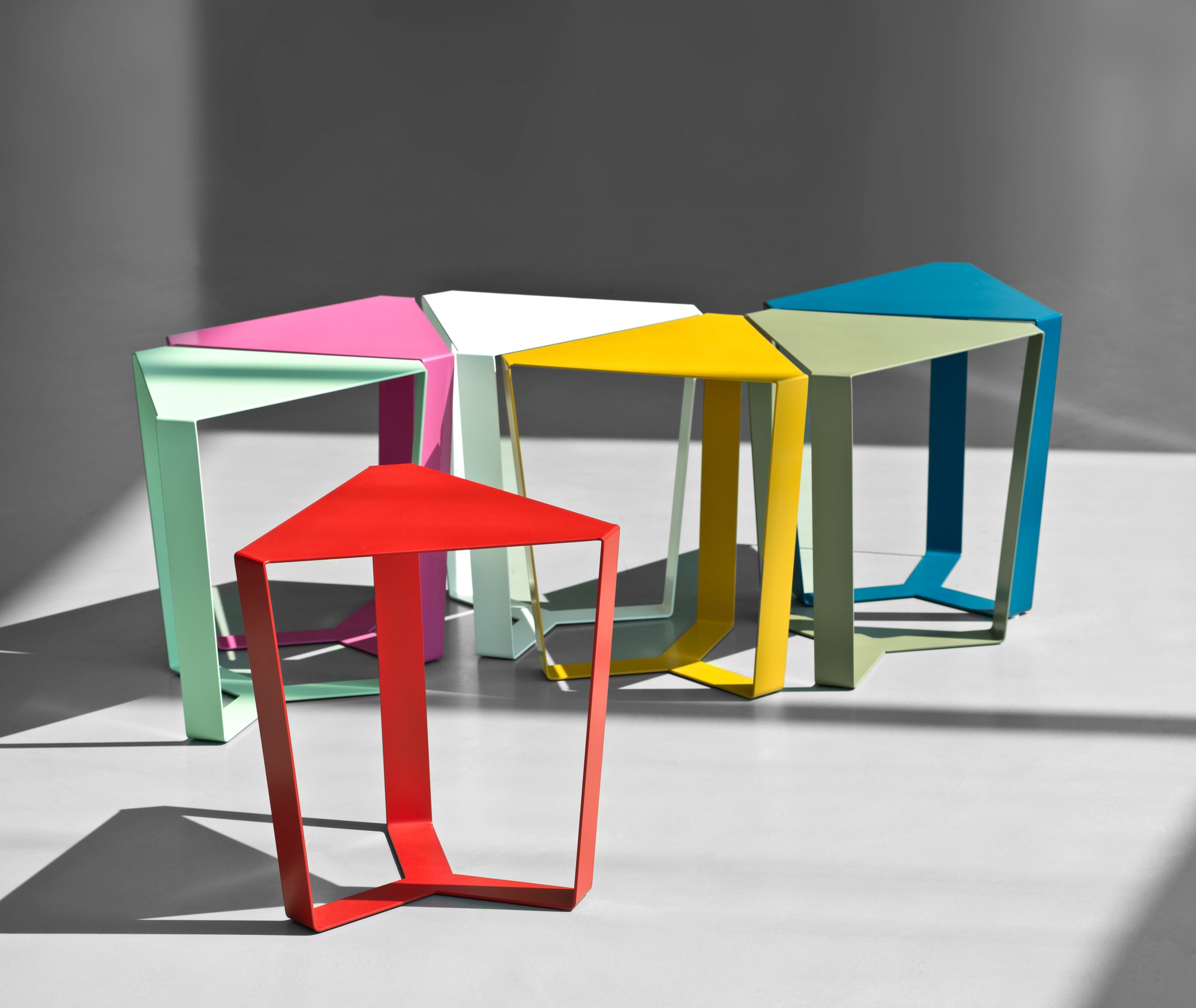 Finity tavolino triangolare per combinazioni modulari in diverse colorazioni