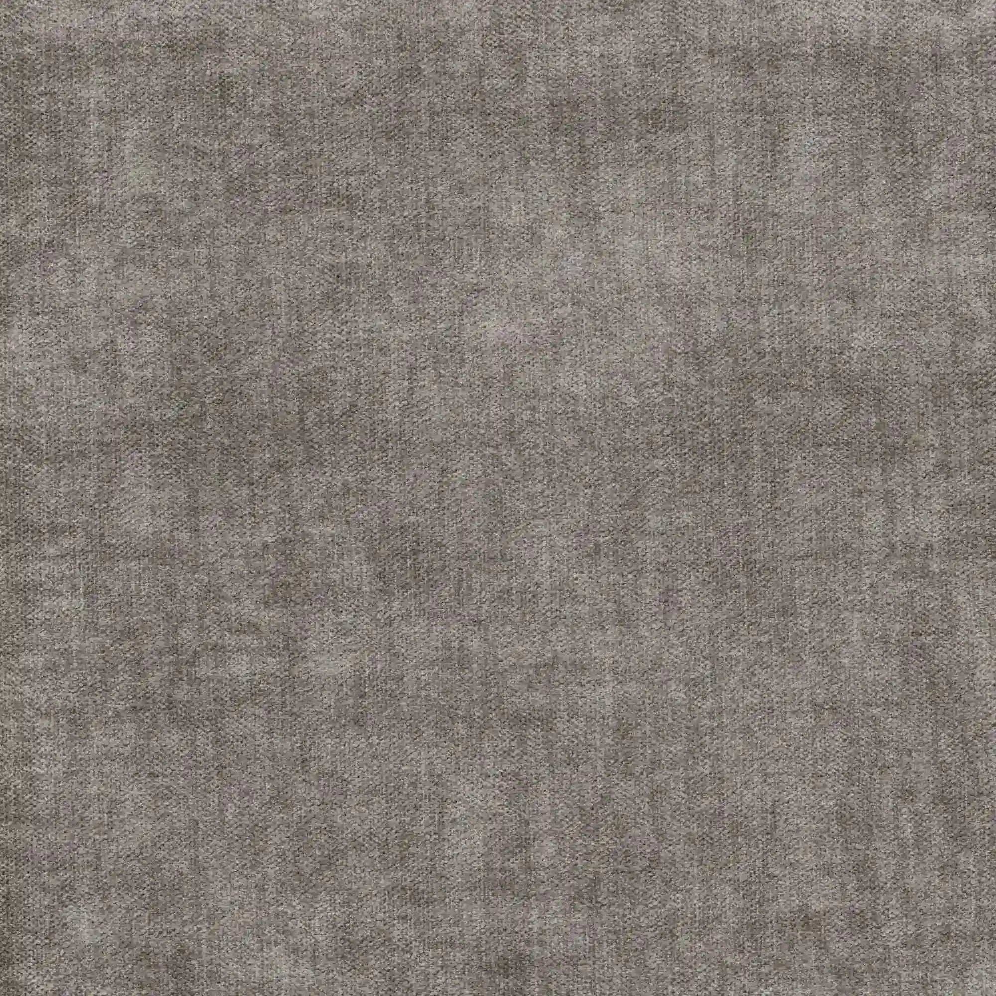 Un primo piano del divano a due posti Titano di Divani.Store, realizzato in tessuto antimacchia Oeko-Tex®, rivela una superficie grigia morbida e strutturata, caratterizzata da un motivo intrecciato e da variazioni naturali di tonalità, che conferiscono al divano un aspetto accogliente e moderno.
