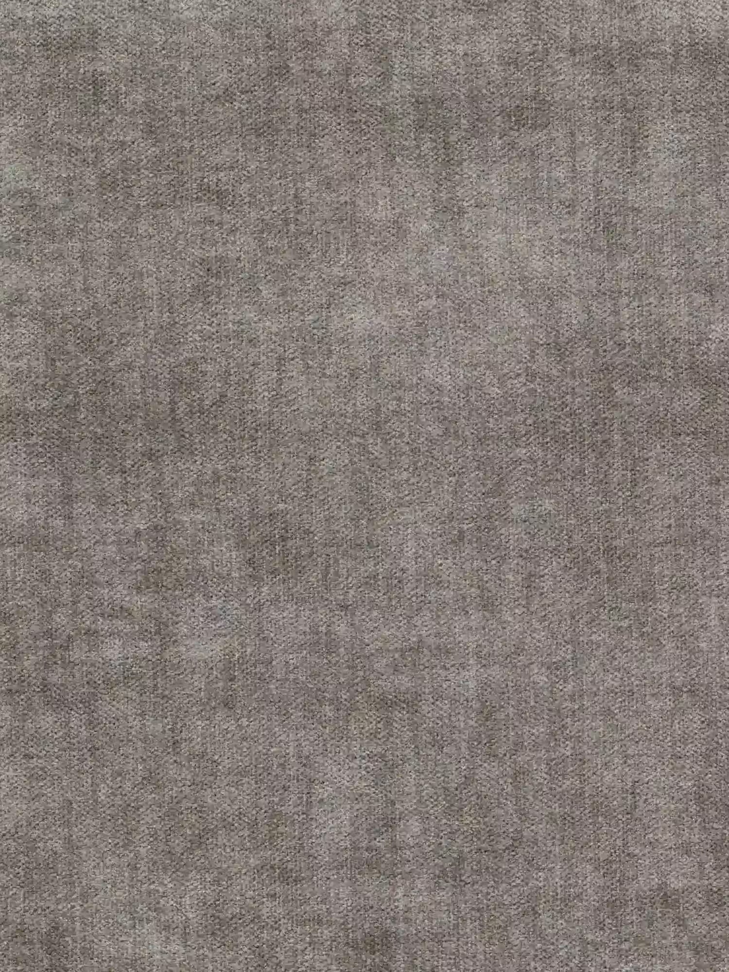 Ecco una frase riscritta utilizzando i dati del tuo prodotto: Primo piano del divano letto con penisola reversibile e contenitore “Titano” di Divani.Store, realizzato in tessuto smacchiabile che mette in risalto i fili grigi sottili e a trama fitta. La finitura morbida e opaca e le sottili sfumature melange conferiscono un tocco di raffinatezza alla chaise longue reversibile e ai poggiatesta regolabili, esaltando l’eleganza moderna di questo versatile divano dotato di contenitore e elemento estraibile.