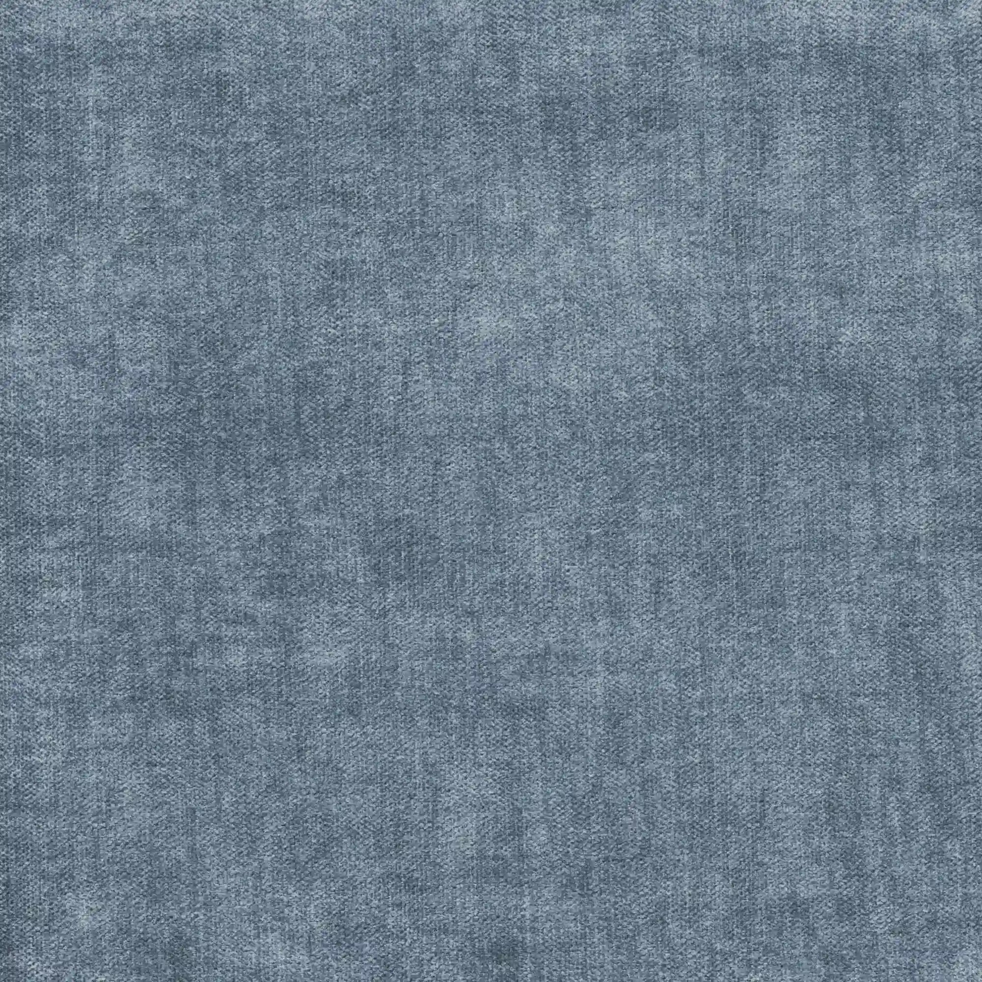 Un primo piano del tessuto azzurro, morbido e resistente alle macchie certificato Oeko-Tex® del divano angolare reversibile Titano di Divani.Store ne mette in risalto la classica trama intrecciata e le delicate sfumature di azzurro, conferendogli un aspetto leggermente sbiadito senza cuciture visibili.