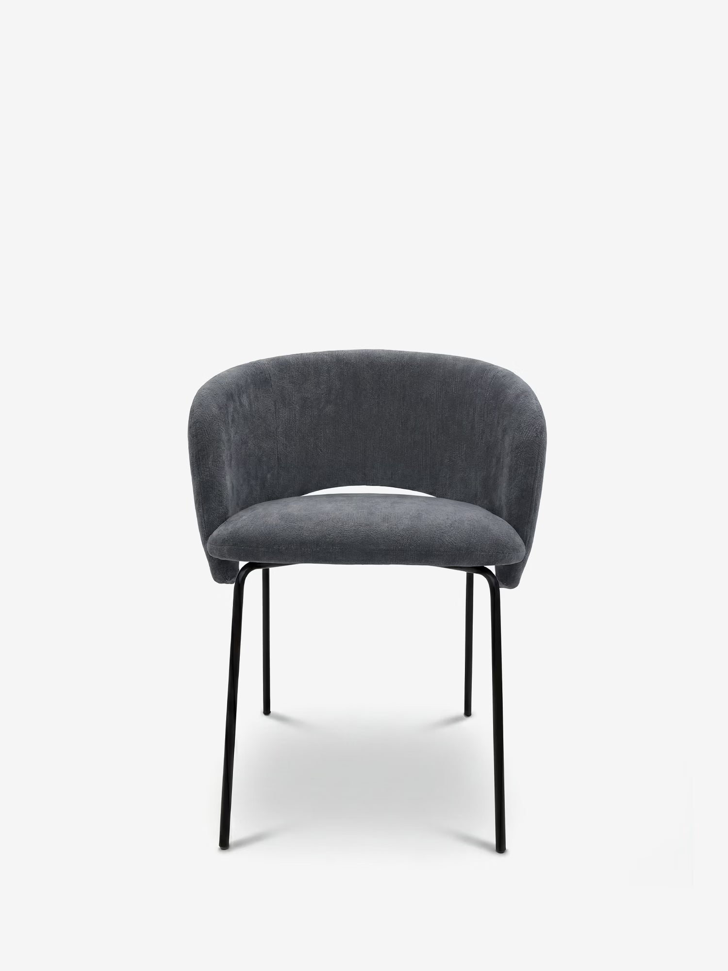 La sedia imbottita Fosca di Divani.Store presenta uno schienale ricurvo, braccioli e seduta in tessuto grigio scuro certificato OEKO-TEX®, con sottili gambe in metallo nero che le conferiscono un look moderno e minimalista.