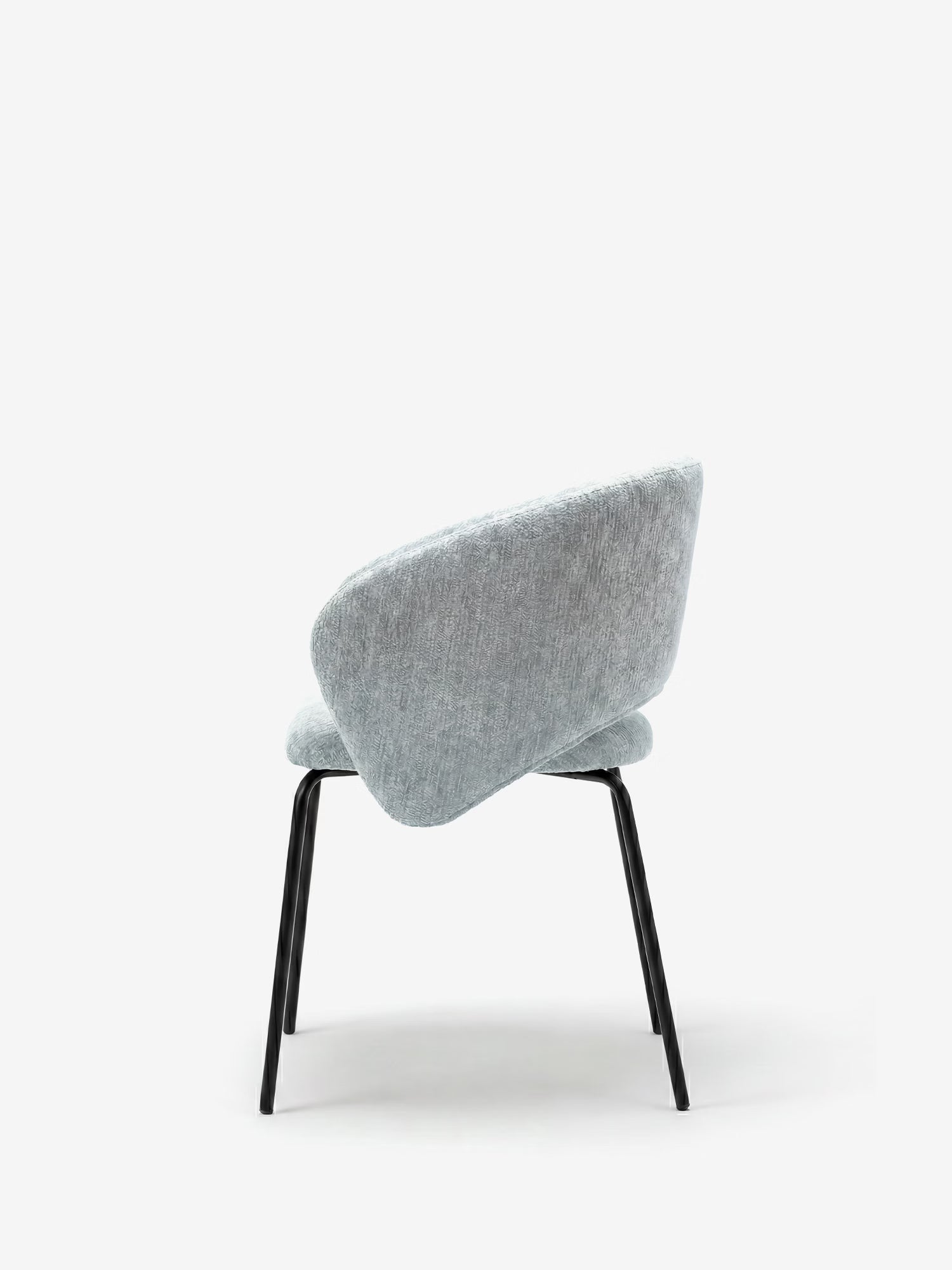 La sedia imbottita Fosca di Divani.Store presenta uno schienale e una seduta imbottiti di colore grigio chiaro, dalla forma curva e certificati OEKO-TEX®, con gambe in metallo nero inclinate verso l’esterno, che ne esaltano il design minimalista e lo stile contemporaneo grazie ai braccioli integrati.