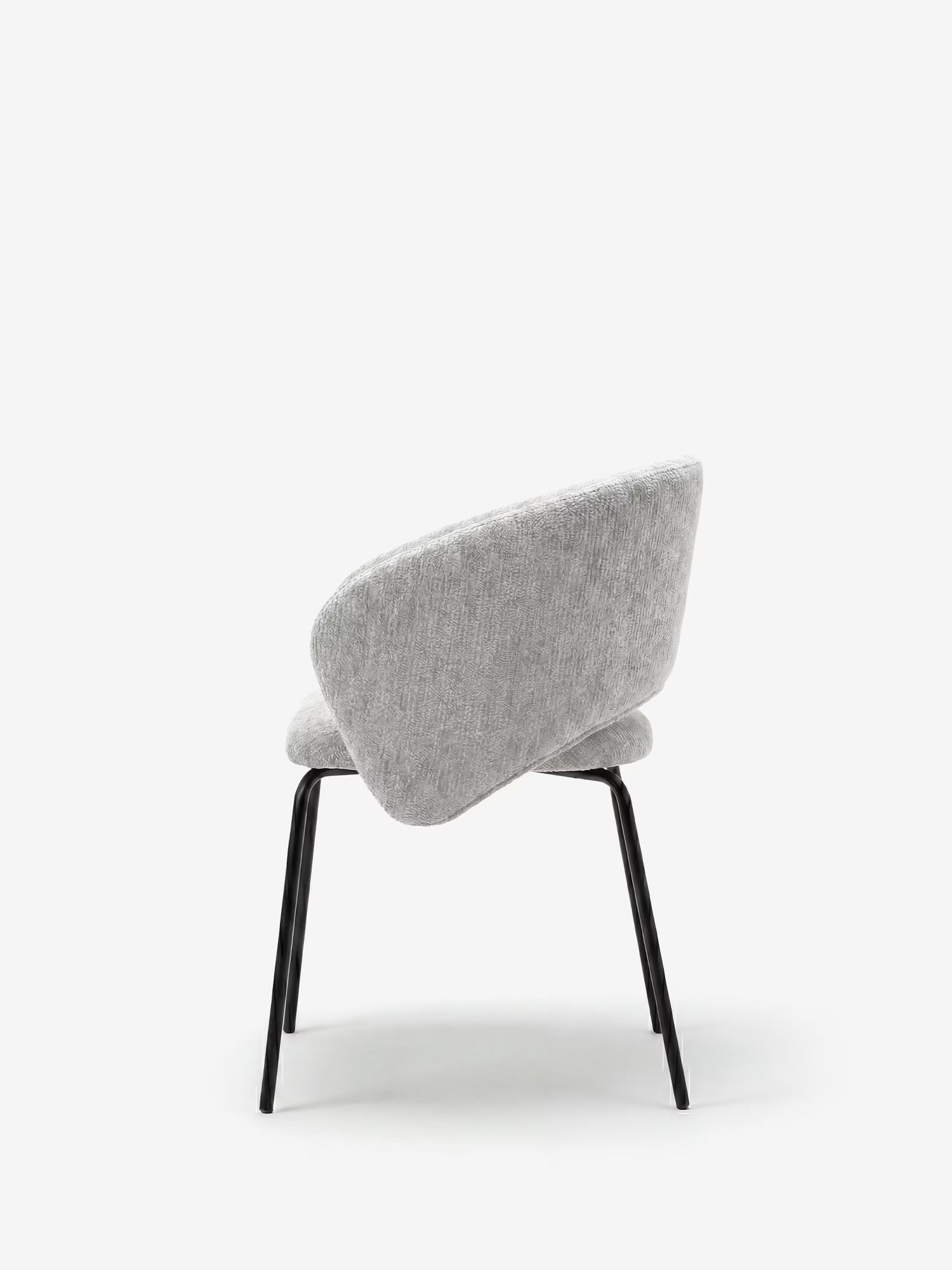 La sedia imbottita Fosca di Divani.Store presenta uno schienale e una seduta curvi in tessuto grigio chiaro certificato OEKO-TEX®, con gambe in metallo nero; nella foto è raffigurata vista da dietro e centrata su uno sfondo bianco.