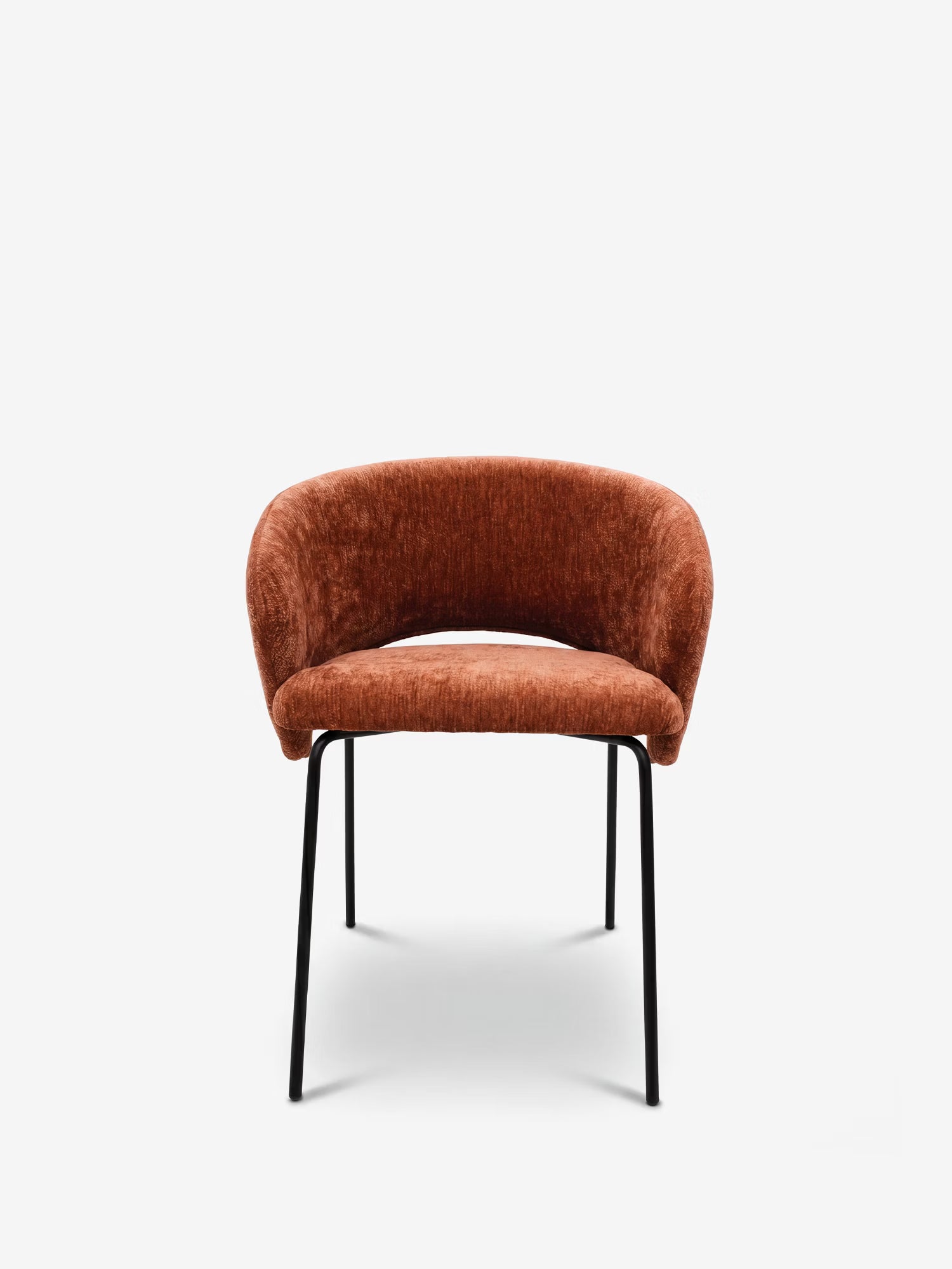 La sedia imbottita Fosca di Divani.Store presenta uno schienale e una seduta arrotondati e rivestiti in morbido tessuto certificato OEKO-TEX®, con sottili gambe in metallo nero, il tutto su uno sfondo bianco a tinta unita.
