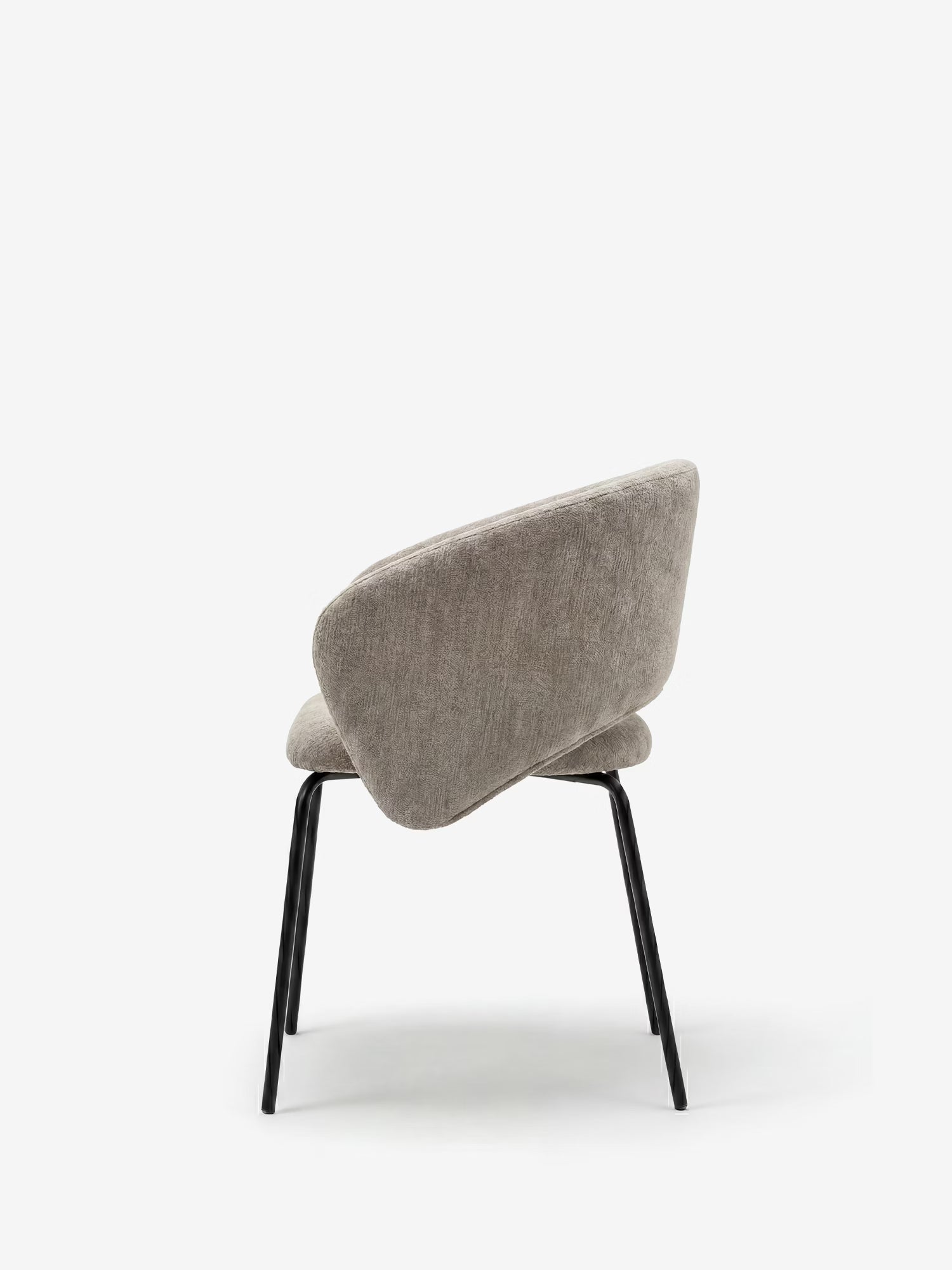 La sedia imbottita Fosca di Divani.Store presenta uno schienale e una seduta moderni, arrotondati e imbottiti, in tessuto grigio certificato OEKO-TEX®, braccioli e quattro sottili gambe in metallo nero, raffigurata di spalle su uno sfondo bianco a tinta unita.
