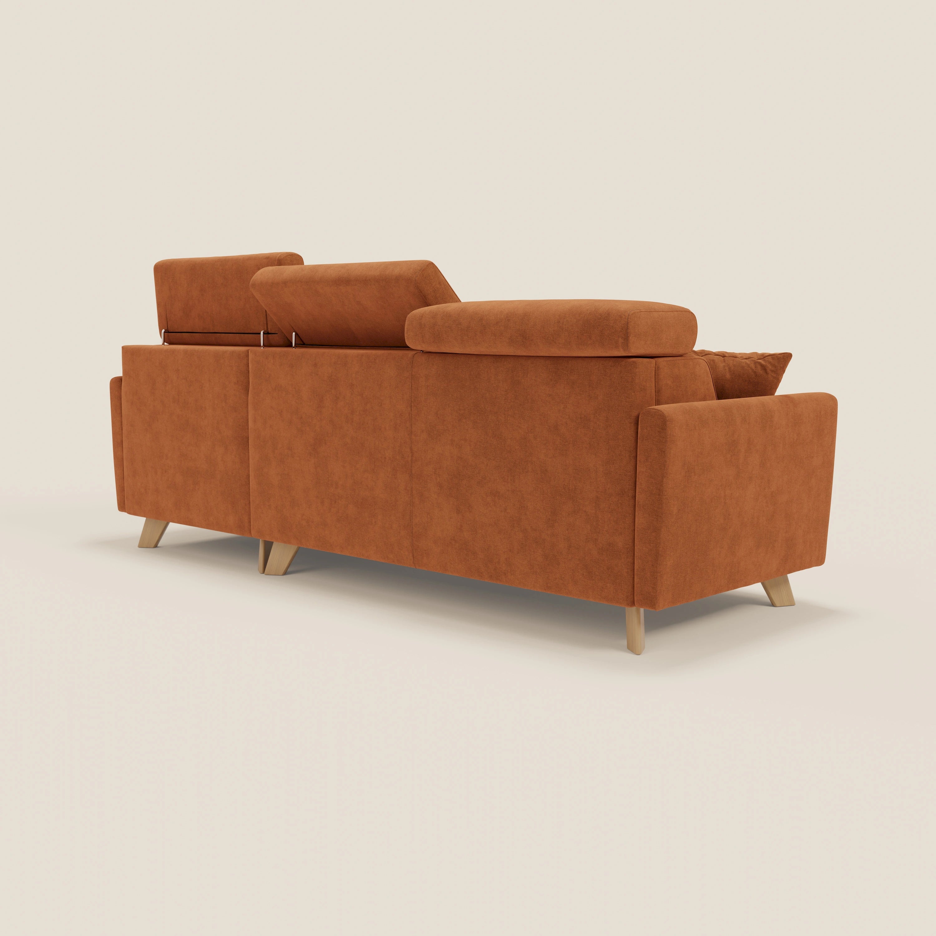 Il divano letto angolare sfoderabile Francy di Divani.Store in T17 arancio è caratterizzato da gambe in legno, peninsola contenitore, poggiatesta regolabile (uno rialzato) e cuscino a destra, visto dal retro su sfondo beige chiaro.