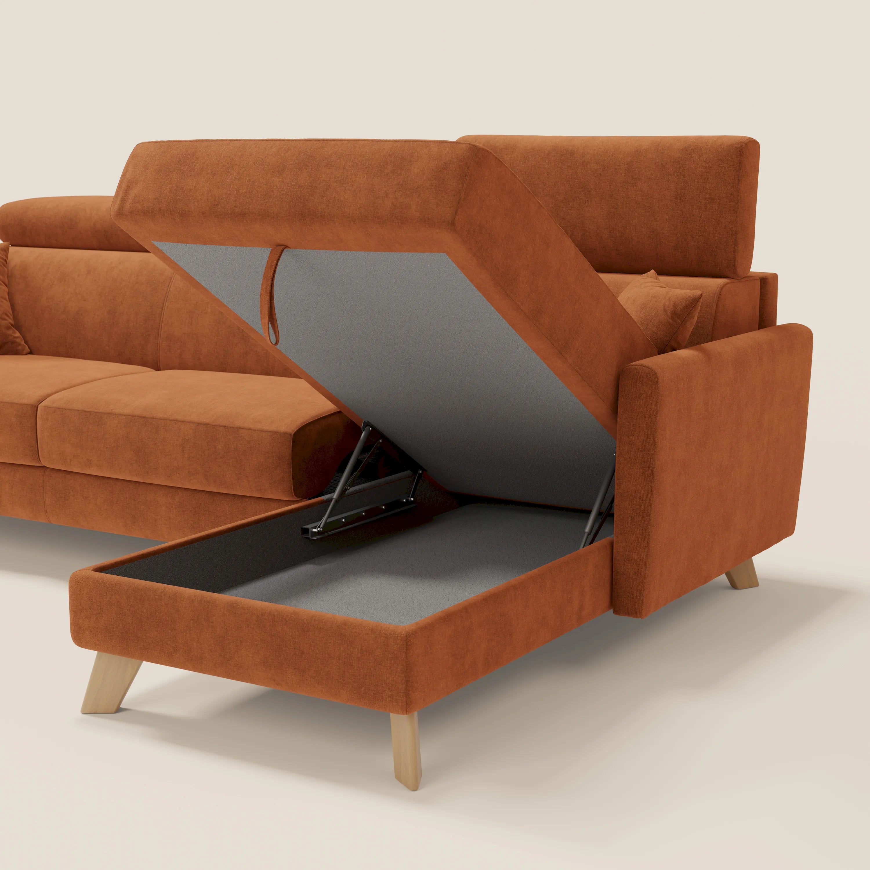 Il divano letto angolare sfoderabile Francy di Divani.Store in smacchiabile T17 arancio è caratterizzato da una poltrona contenitore, poggiatesta reclinabili, gambe in legno e un ampio vano con cerniere in metallo. Lo sfondo in tinta unita evidenzia il suo design Comfort Smart.