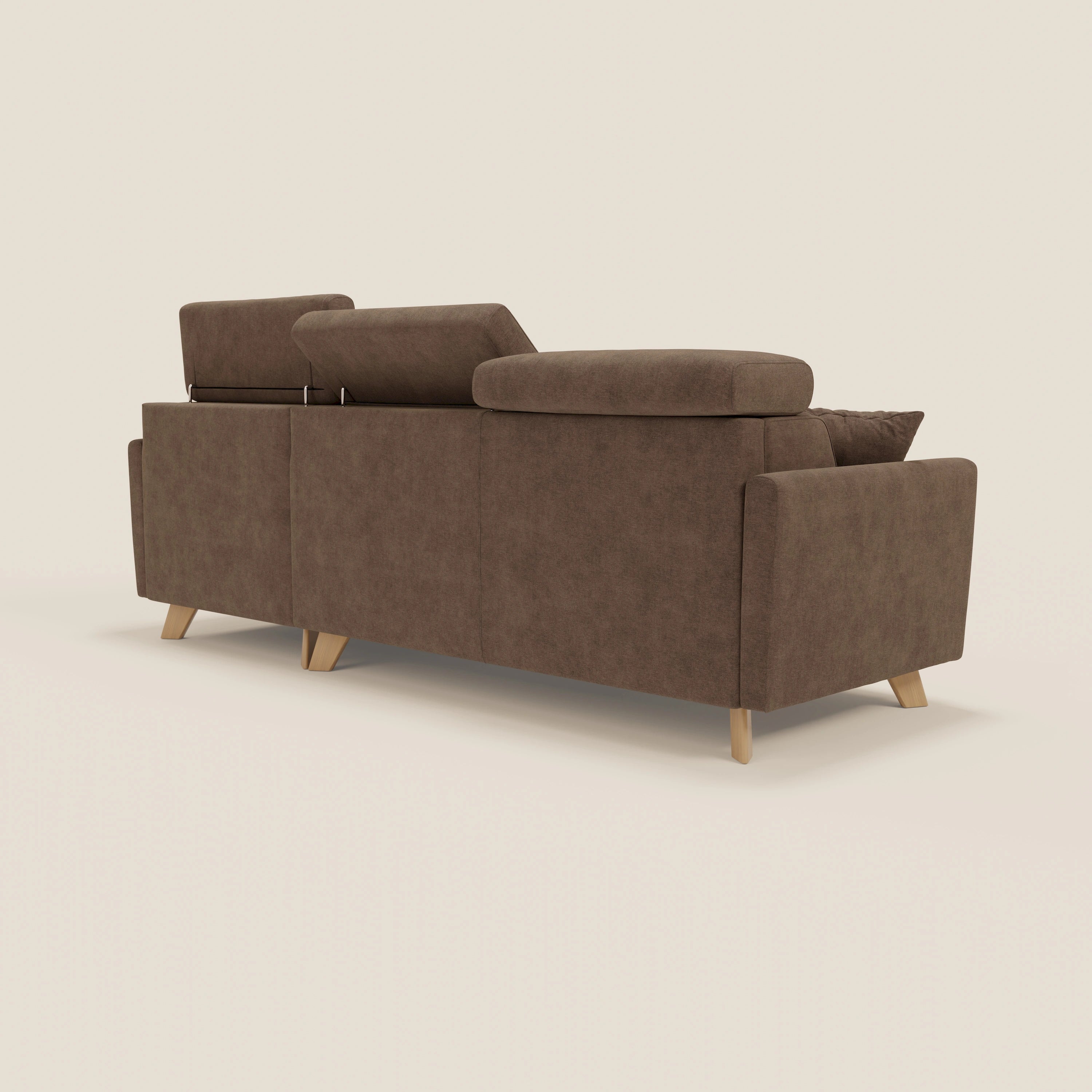 Il divano letto angolare sfoderabile Francy di Divani.Store, visto dal retro su sfondo chiaro, è caratterizzato da gambe in legno, tessuto antimacchia marrone, due poggiatesta reclinabili a diverse angolazioni, braccioli alle due estremità e cuscino a vista sulla destra.