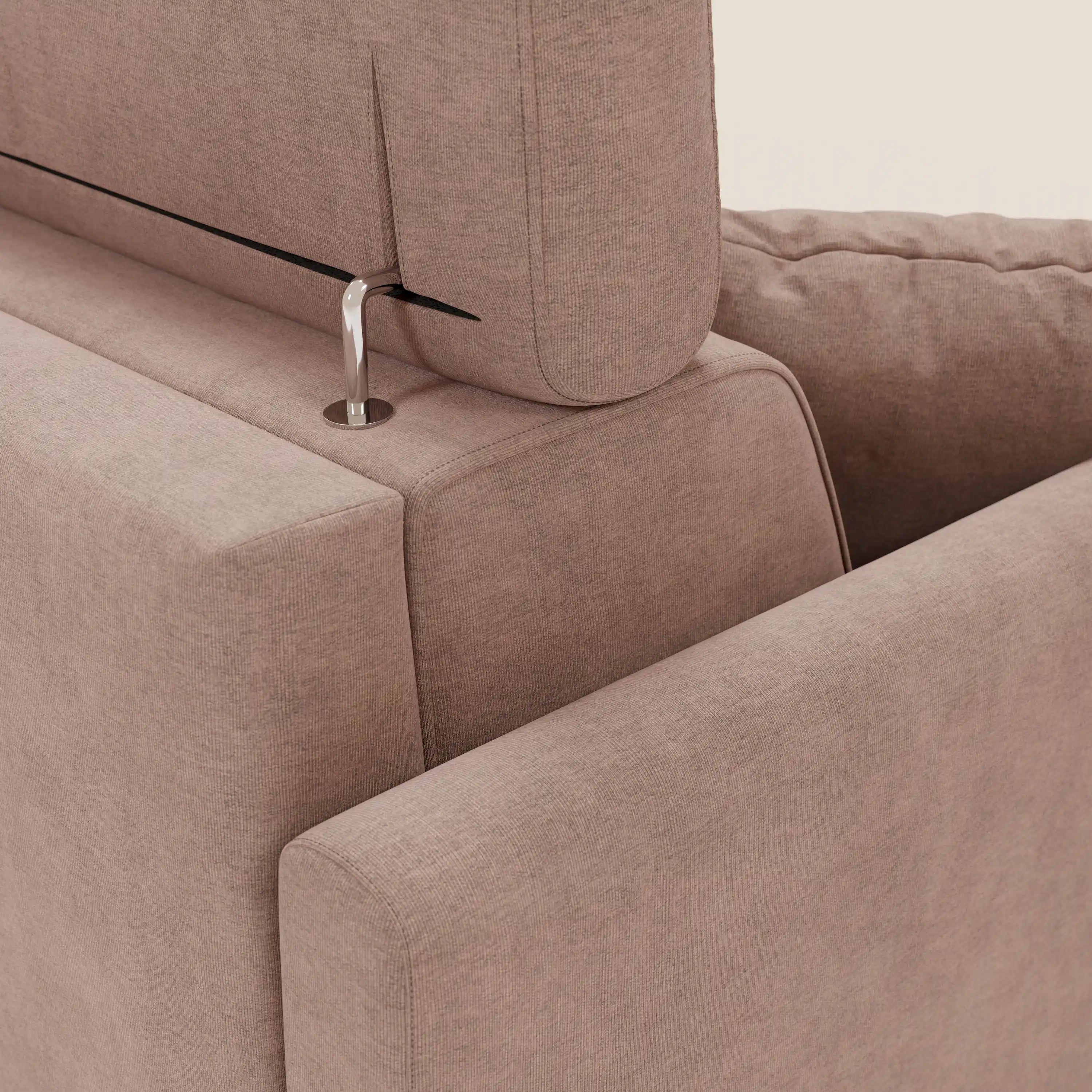 Primo piano del divano letto angolare Francy di Divani.Store in tessuto smacchiabile T17 rosa, che mostra il gancio metallico che collega lo schienale alla seduta e mette in evidenza il suo design moderno con poggiatesta reclinabili.