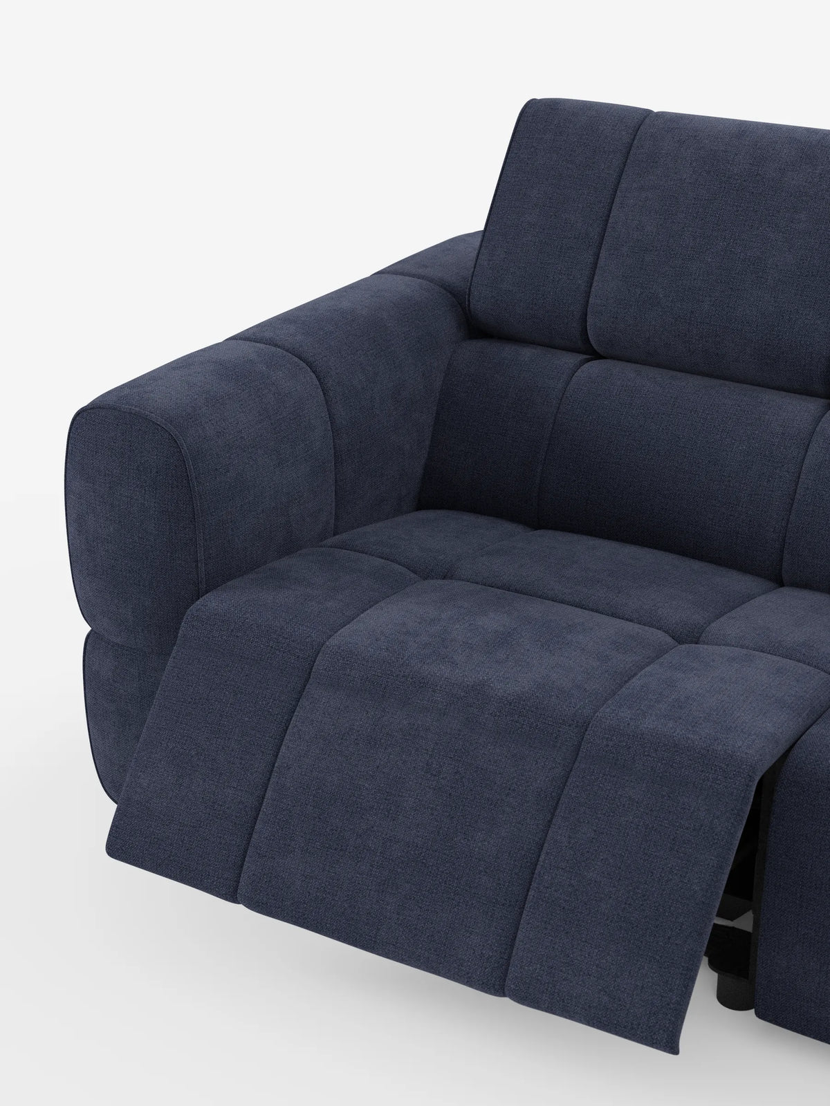 Un divano modulare Giotto blu scuro a 4 posti con poggiatesta reclinabili e funzione relax elettrica opzionale, rivestito in tessuto smacchiabile T23, caratterizzato da pannelli con cuciture a griglia, poggiatesta regolabili e poggiapiedi reclinabile esteso.