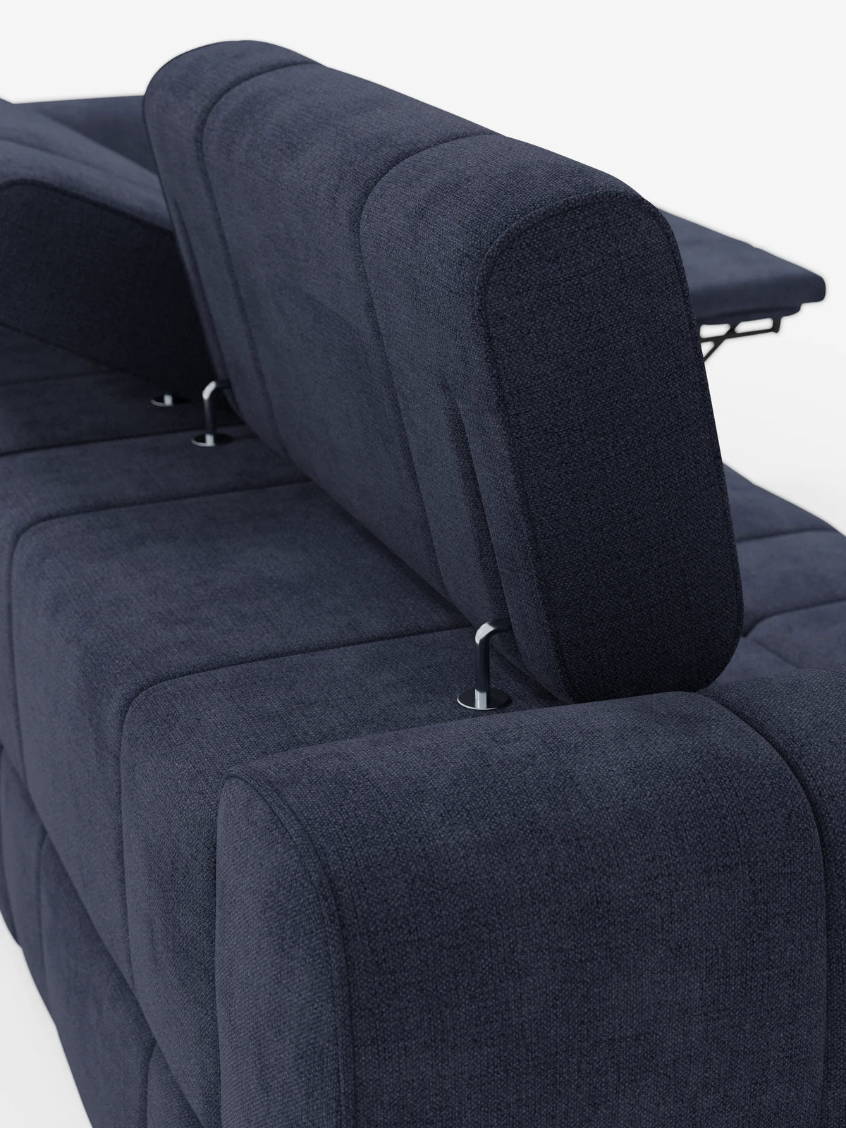 Un primo piano del divano modulare Giotto blu scuro a 4 posti con poggiatesta reclinabili e funzione relax elettrica opzionale, rivestito in tessuto smacchiabile T23, caratterizzato da cuscini spessi e rettangolari e da poggiatesta regolabili su cerniere in metallo lucido.