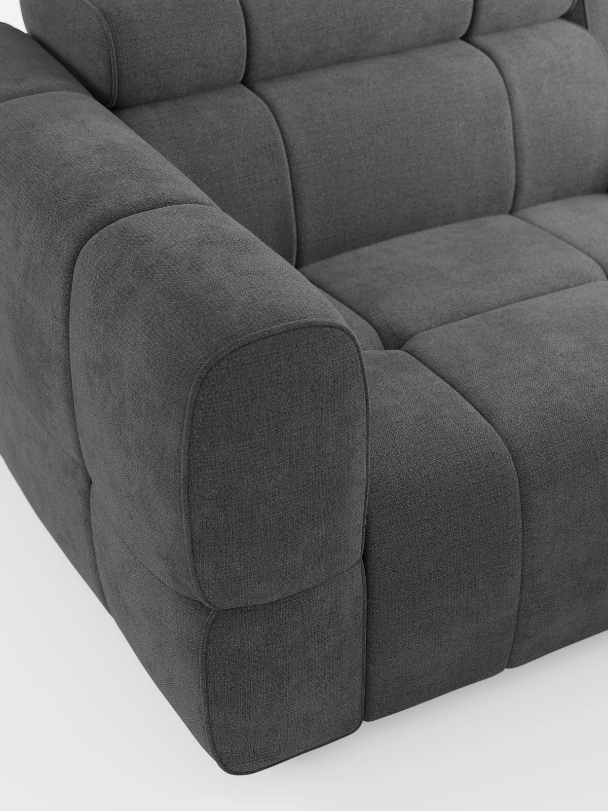 Un primo piano del divano modulare a 3 posti Giotto, con poggiatesta reclinabili e funzione relax elettrica opzionale, rivestito in tessuto smacchiabile T23, caratterizzato da cuscini spessi con cuciture a quadro, braccioli arrotondati e poggiatesta regolabili su uno sfondo bianco.