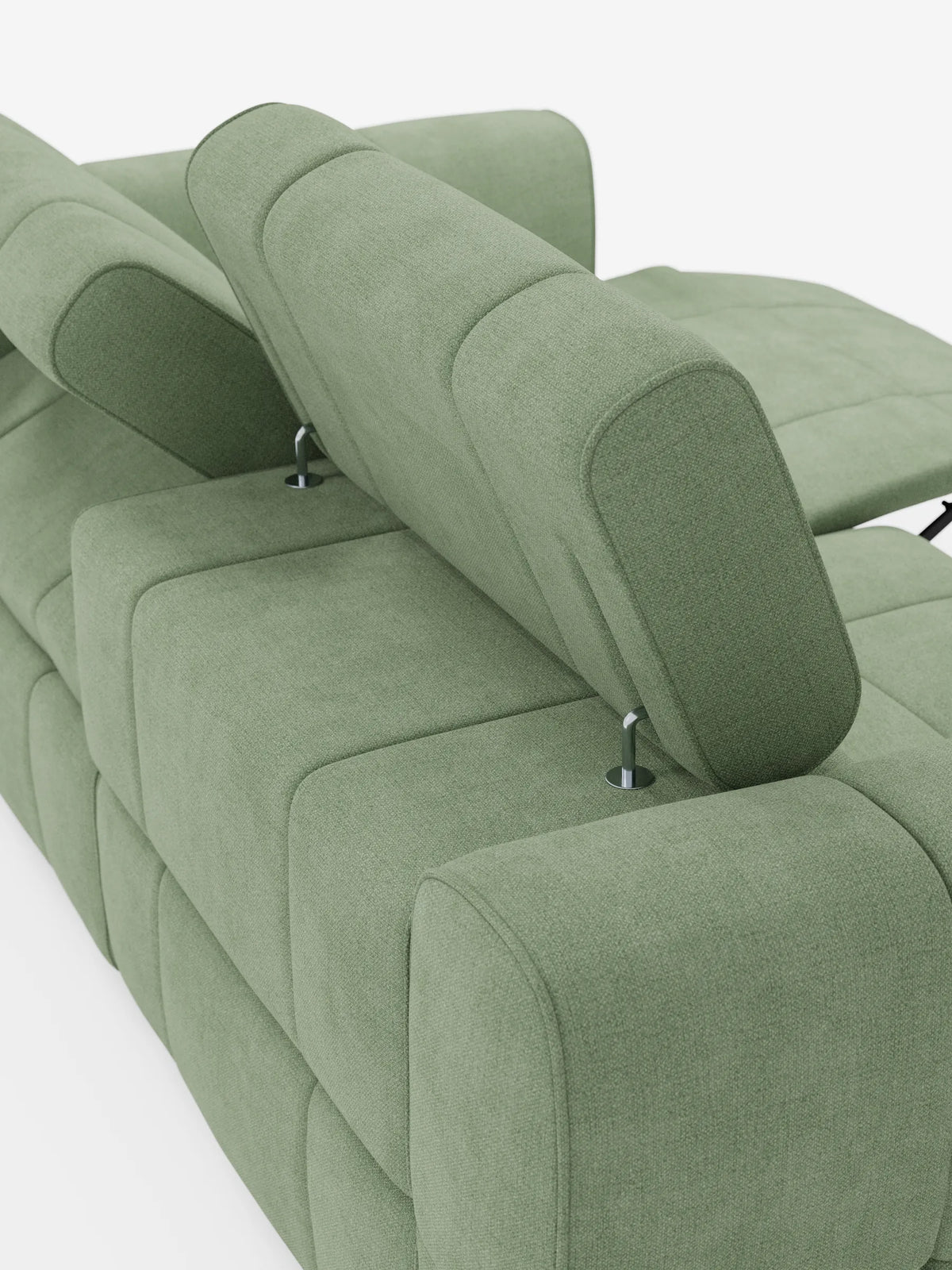 Un divano modulare Giotto a 3 posti color verde salvia, con poggiatesta regolabili su eleganti aste metalliche, rivestito in tessuto testurizzato e caratterizzato da un’estremità reclinabile, dal design contemporaneo.