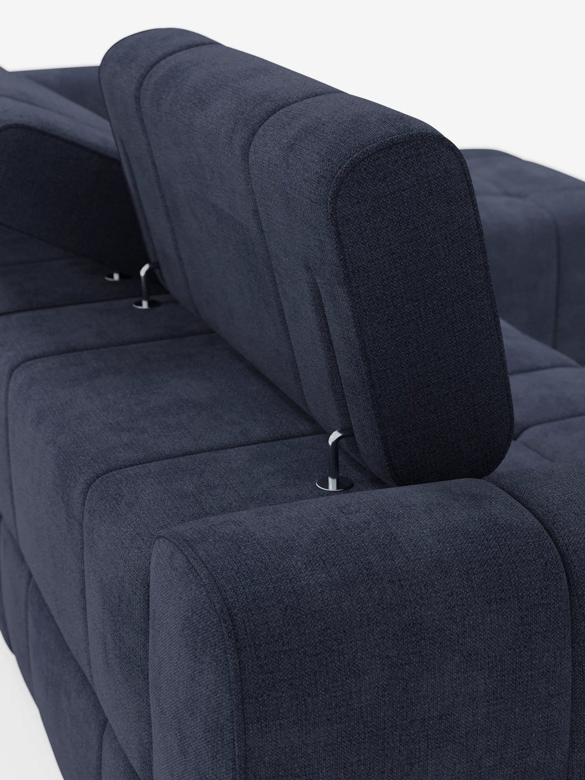 Un divano angolare modulare Giotto blu scuro a 5 posti, lungo 296 cm, con penisola e funzione relax elettrica opzionale, rivestito in tessuto antimacchia T23, caratterizzato da poggiatesta quadrati regolabili su barre in cromo lucido e da un tessuto testurizzato su uno sfondo chiaro a tinta unita.