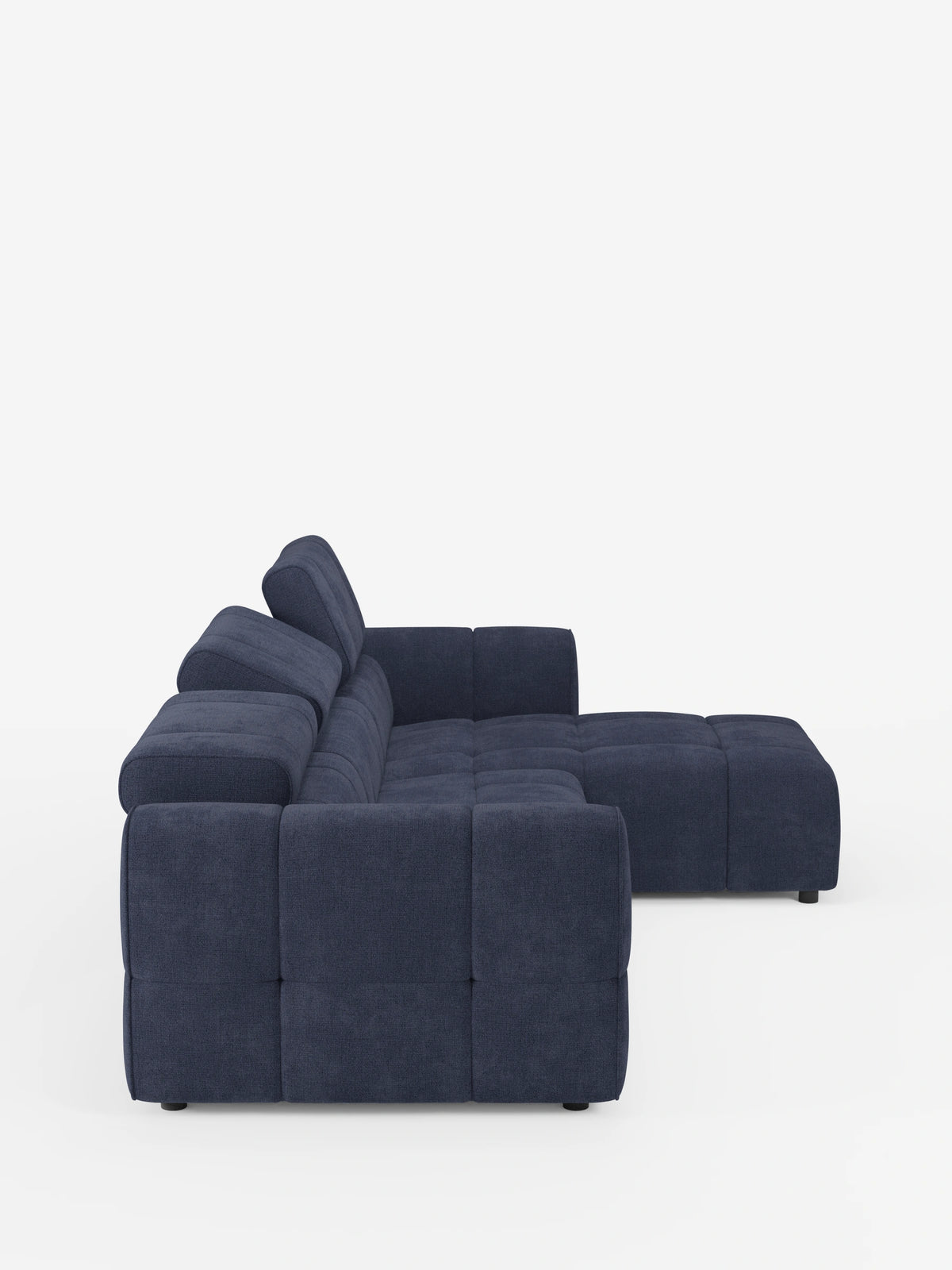Un divano angolare modulare Giotto blu scuro a 5 posti, lungo 296 cm, con penisola e funzione relax elettrica opzionale, rivestito in tessuto antimacchia T23: divano angolare modulare con chaise longue, cuscini trapuntati e poggiatesta regolabili su sfondo bianco.