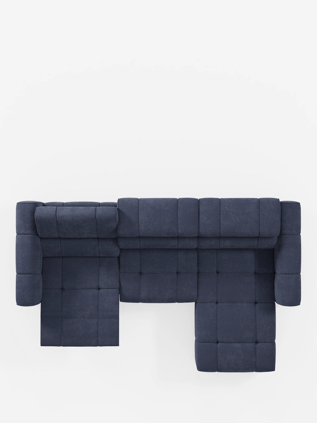 Vista dall'alto del divano angolare modulare Giotto a 5 posti da 296 cm con penisola e funzione relax elettrica opzionale, rivestito in tessuto antimacchia T23: un divano componibile blu scuro con design trapuntato, chaise longue orientata a sinistra e pouf estensibile a destra.