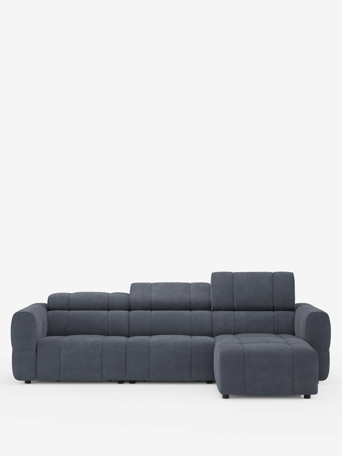 Il divano angolare modulare Giotto a 5 posti da 296 cm con penisola e funzione relax elettrica opzionale, rivestito in tessuto smacchiabile T23, è un divano angolare modulare grigio con chaise longue, dotato di poggiatesta regolabili, morbido tessuto e piedini a blocco scuri.