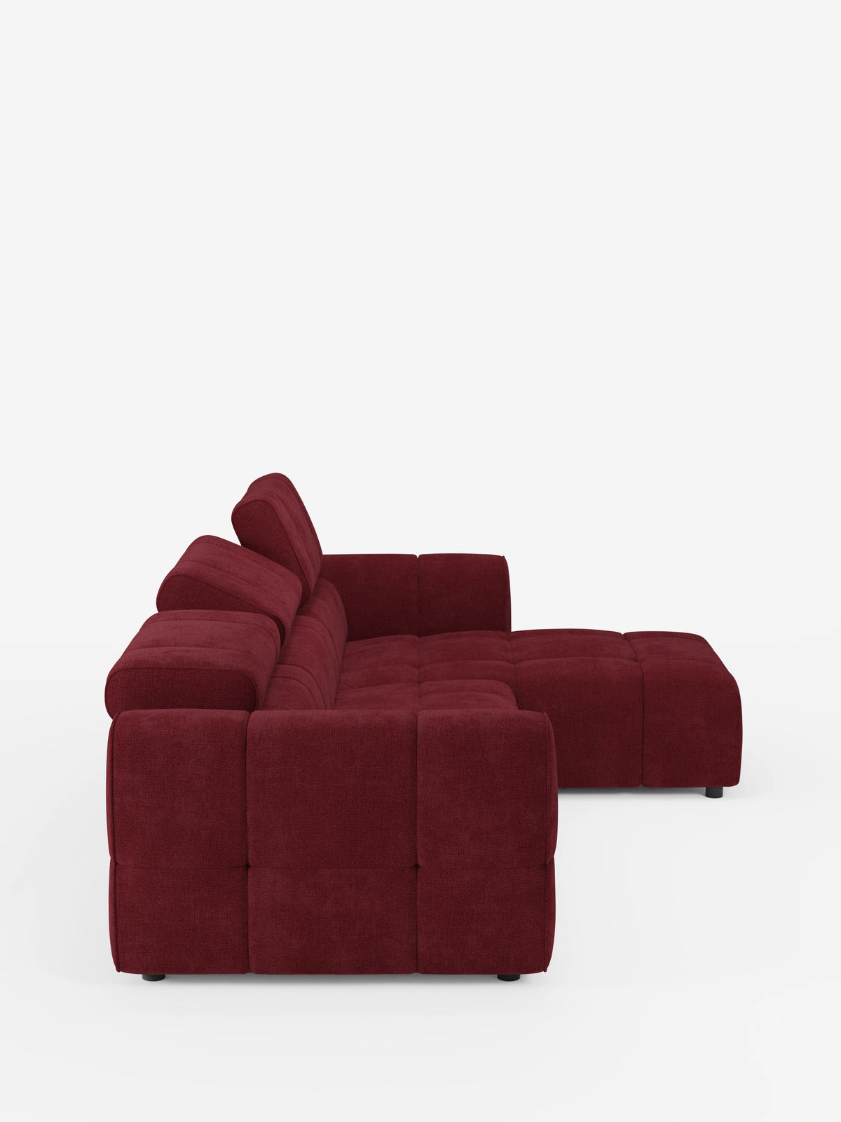Un divano angolare modulare Giotto rosso intenso a 5 posti, lungo 296 cm, con penisola e funzione relax elettrica opzionale, rivestito in tessuto antimacchia T23, con chaise longue a destra, ampi braccioli, poggiatesta regolabili e cuscini trapuntati su sfondo bianco.
