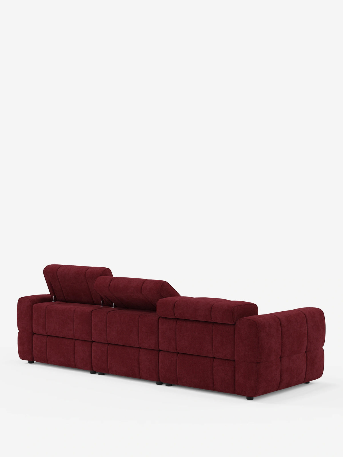 Vista posteriore del divano angolare modulare Giotto a 5 posti da 296 cm con penisola e funzione relax elettrica opzionale, rivestito in tessuto smacchiabile T23: un divano componibile rosso scuro con design trapuntato a pannelli e poggiatesta regolabili su sfondo bianco.
