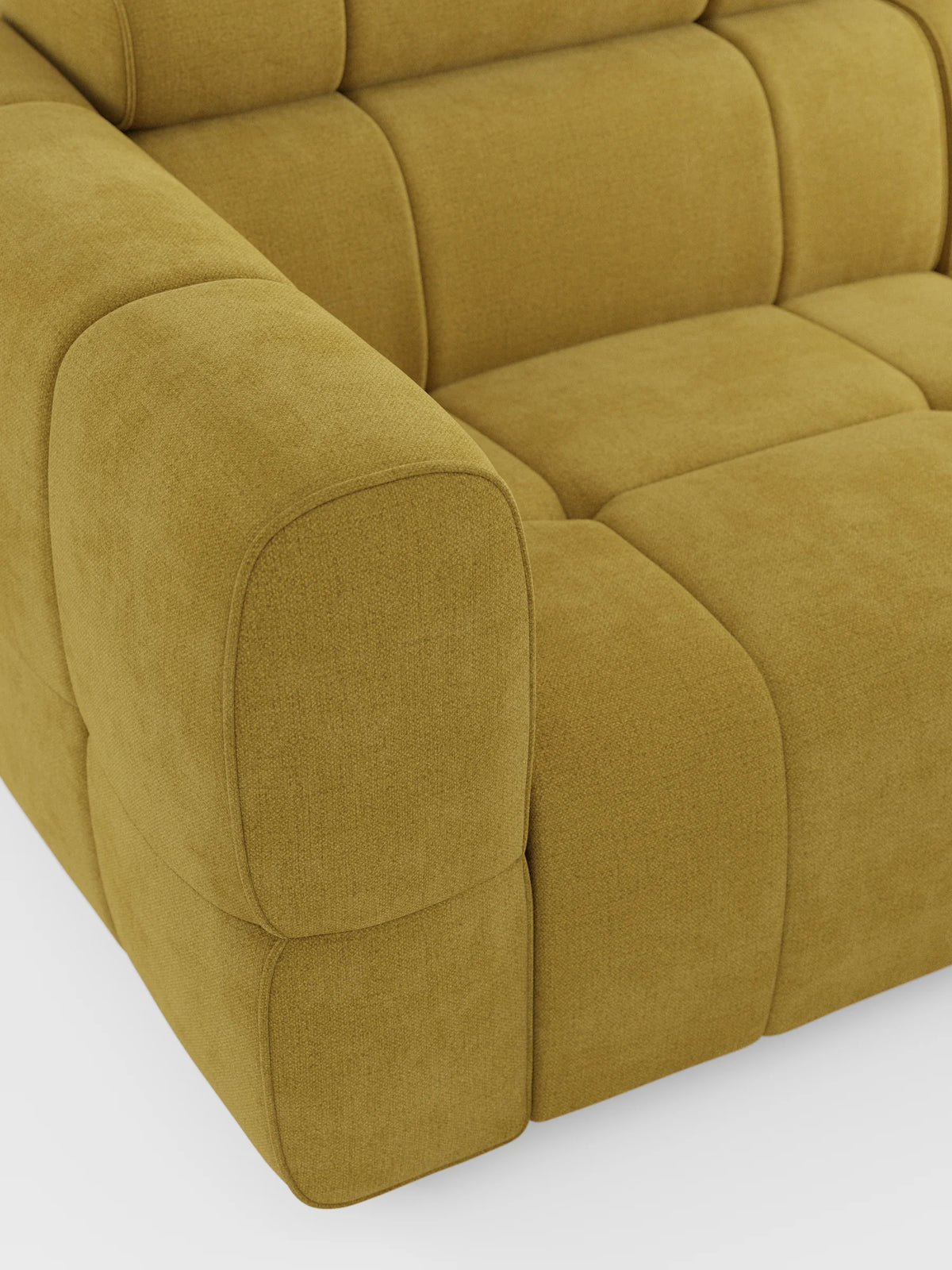 Divano angolare modulare Giotto a 5 posti, 296 cm, con penisola e funzione relax elettrica opzionale, rivestito in tessuto smacchiabile T23 color giallo senape con motivo a quadretti trapuntati, braccioli arrotondati e cuciture in rilievo su sfondo bianco.