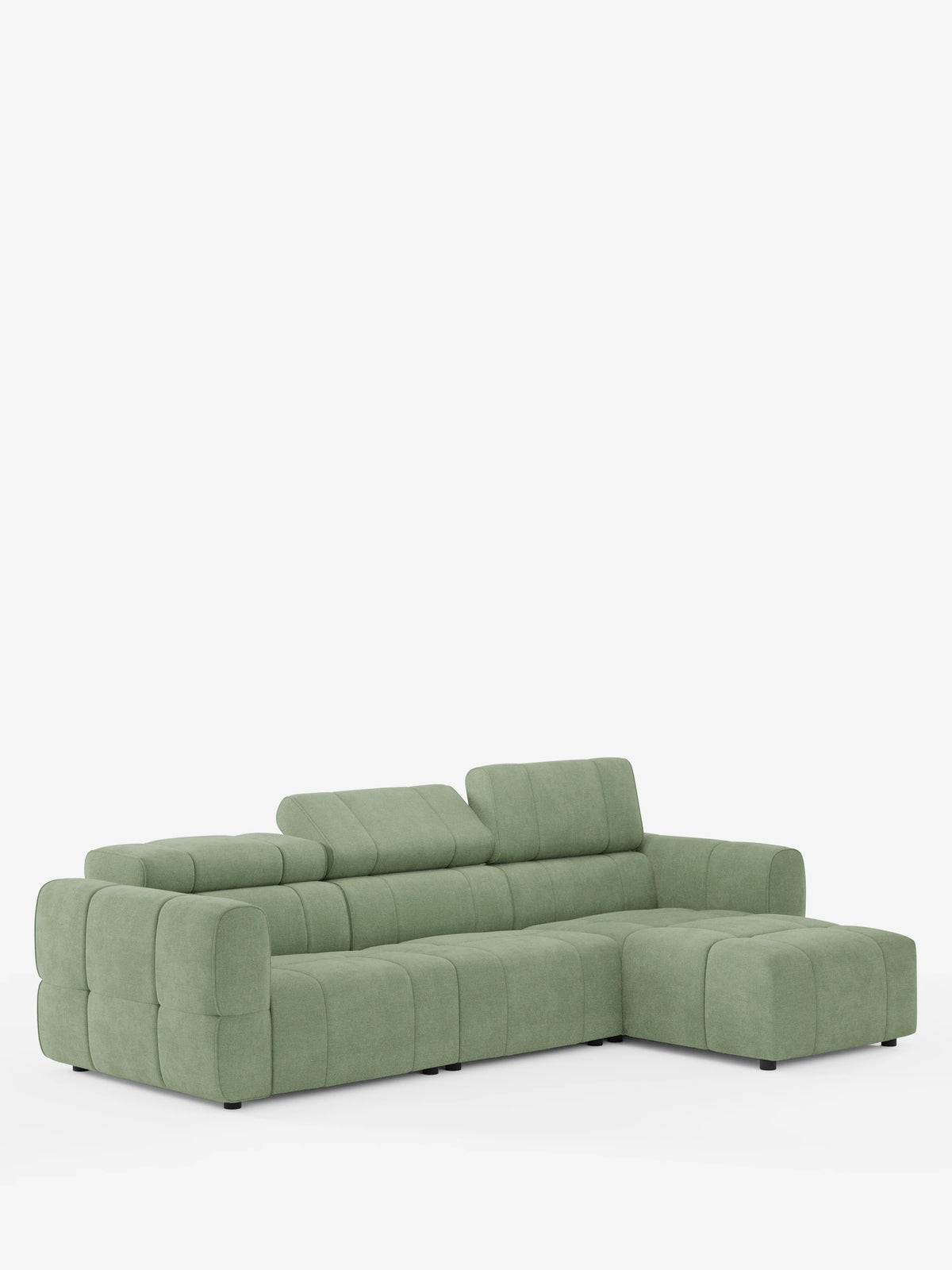 Giotto, divano angolare modulare a 5 posti da 296 cm con chaise longue a destra e funzione relax elettrica opzionale, in tessuto antimacchia T23: un divano angolare modulare color verde salvia con chaise longue a destra, design dal profilo basso, cuscini segmentati e poggiatesta regolabili.