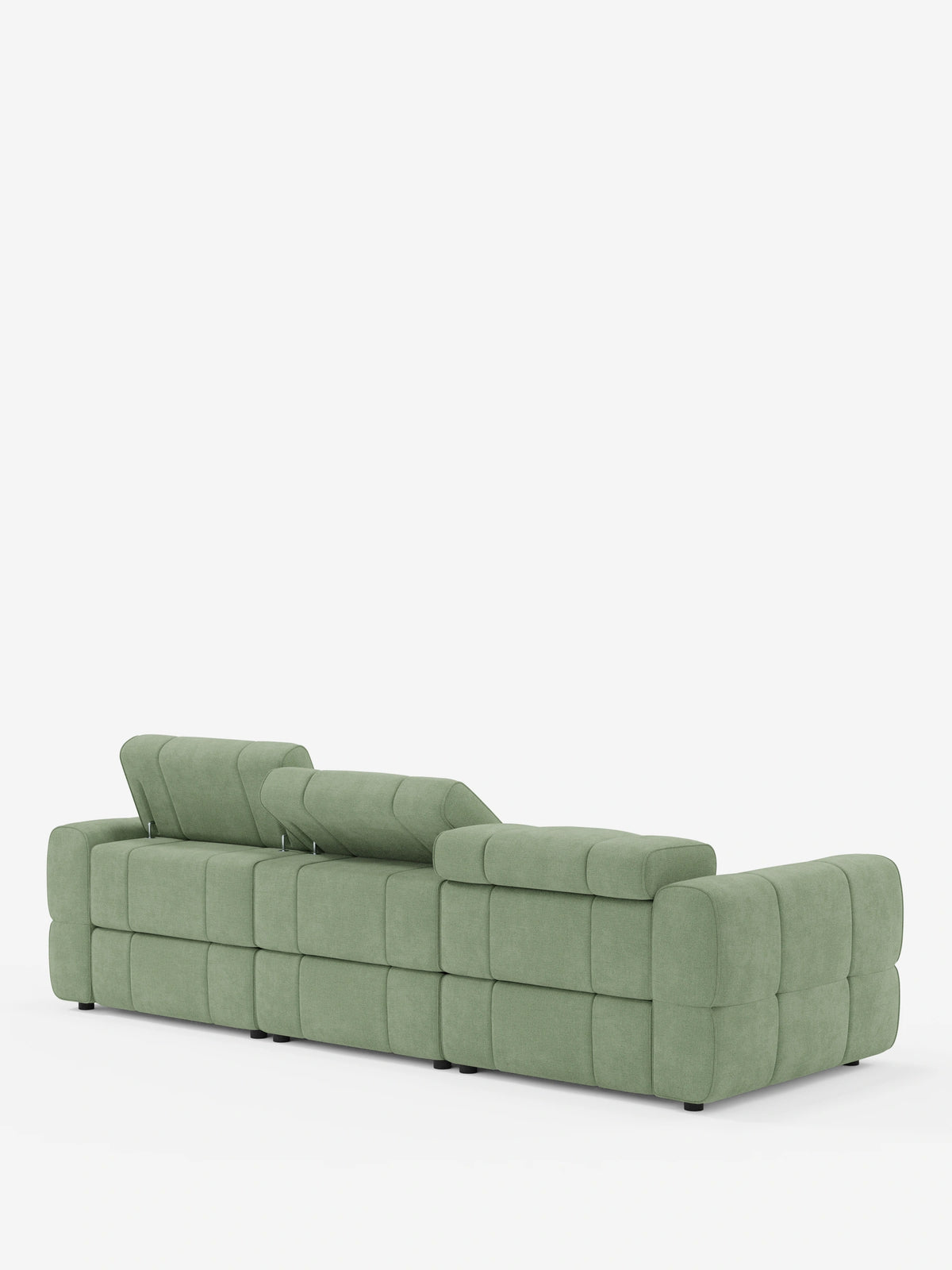 Vista posteriore di un divano angolare modulare Giotto verde chiaro a 5 posti, lungo 296 cm, con penisola e funzione relax elettrica opzionale, rivestito in tessuto smacchiabile T23, caratterizzato da una finitura trapuntata e poggiatesta regolabili su sfondo bianco.
