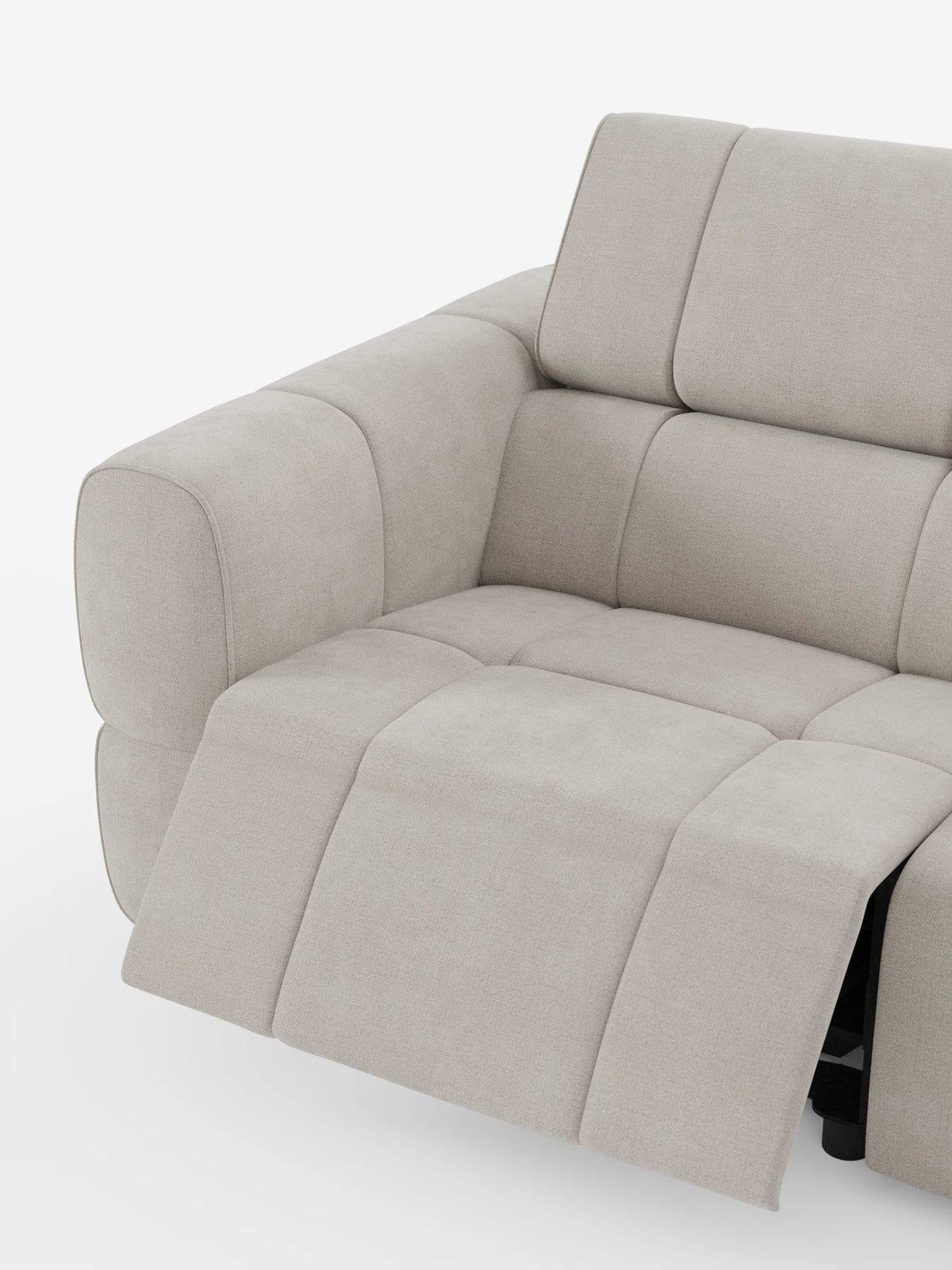Primo piano di un divano angolare modulare Giotto beige a 5 posti da 296 cm con penisola e funzione relax elettrica opzionale, rivestito in tessuto antimacchia T23, caratterizzato da tessuto testurizzato, poggiapiedi allungabile, linee pulite e cuscini imbottiti.