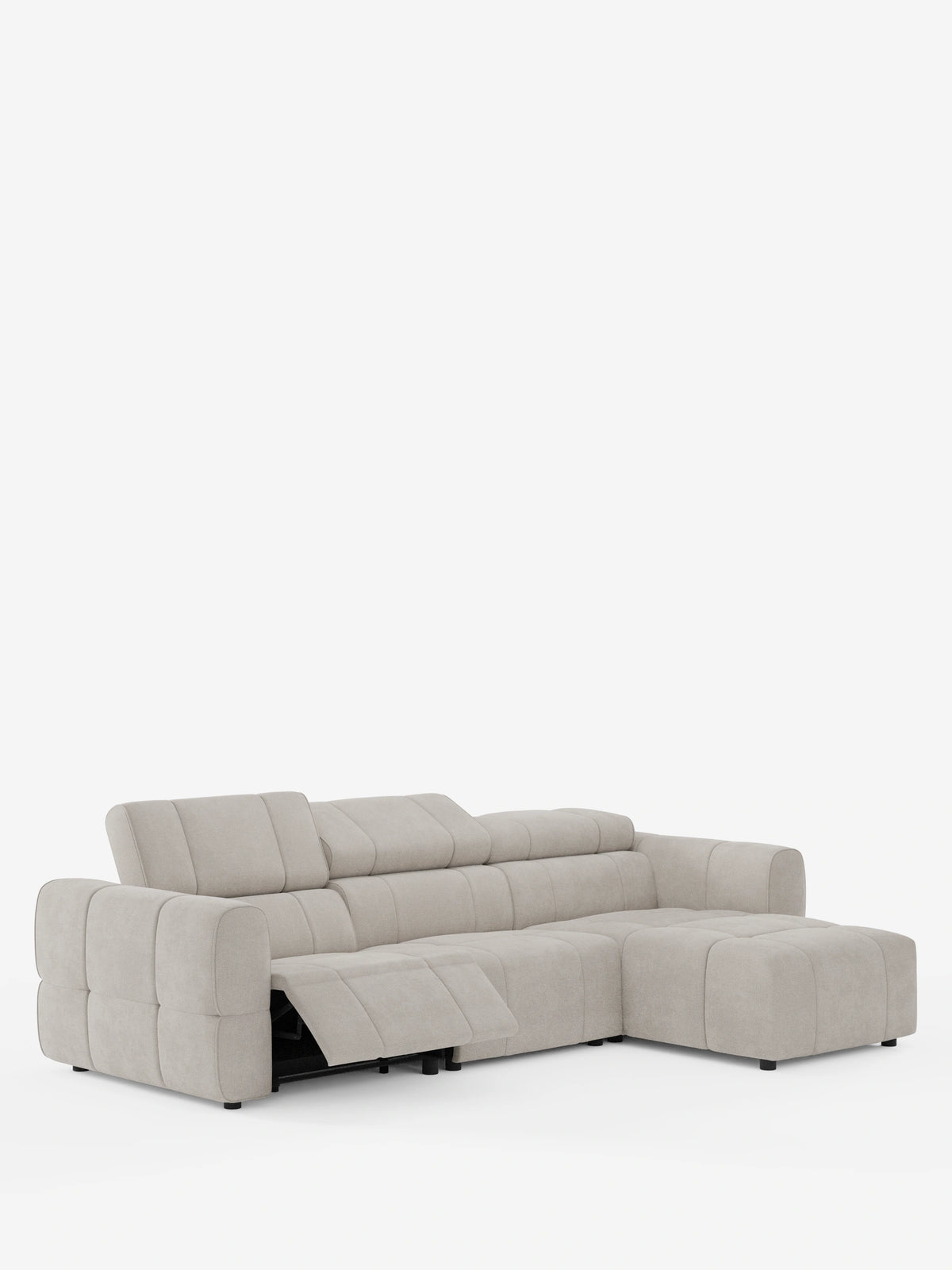Un divano angolare modulare Giotto beige a 5 posti, lungo 296 cm, con penisola e funzione relax elettrica opzionale, rivestito in tessuto smacchiabile T23, con chaise longue a destra e un sedile reclinabile a sinistra, che mostra la sua struttura meccanica su uno sfondo bianco a tinta unita.