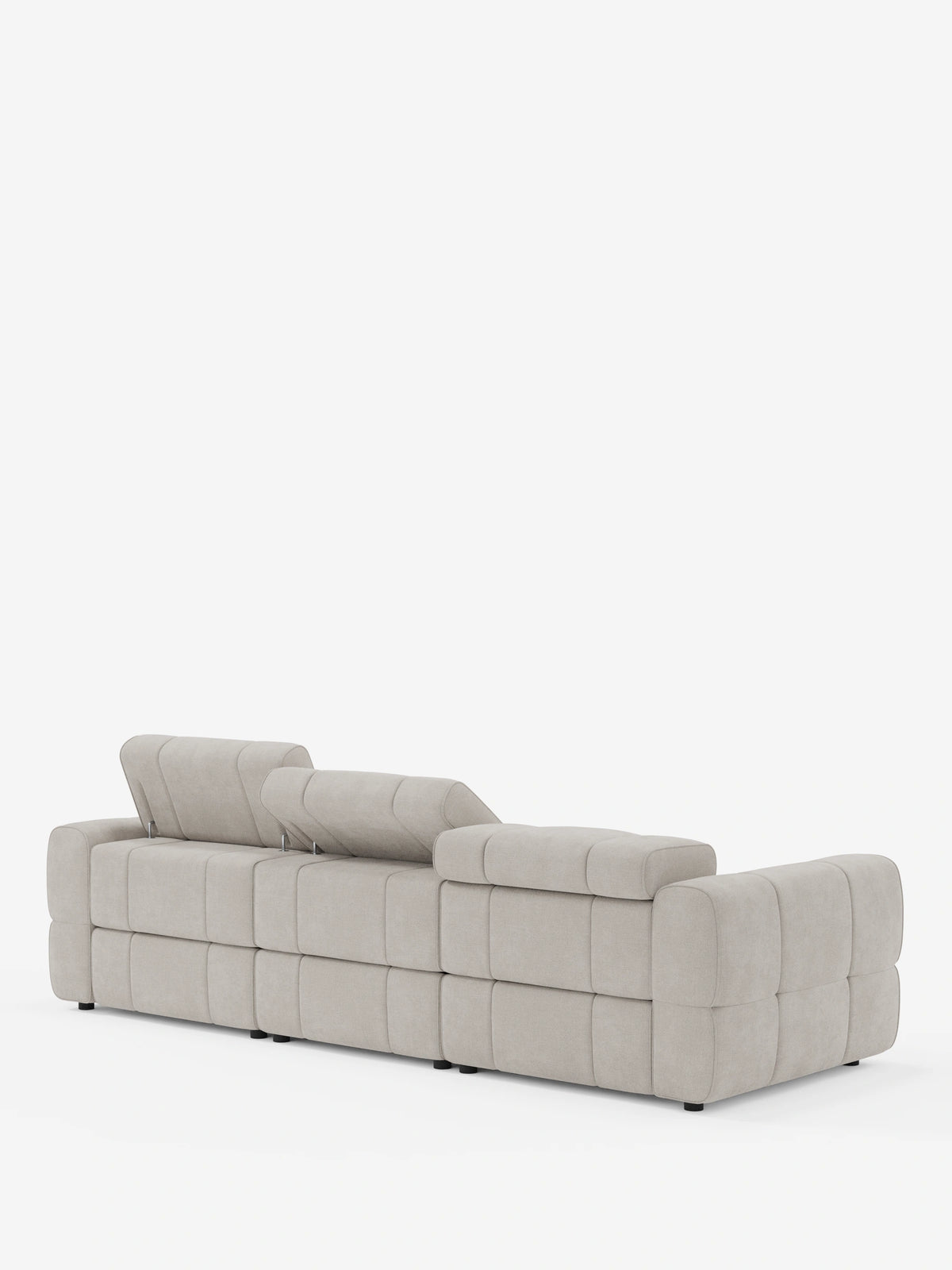 Vista posteriore del divano angolare modulare Giotto a 5 posti da 296 cm con penisola e funzione relax elettrica opzionale, rivestito in tessuto smacchiabile T23, un divano modulare beige con motivo trapuntato, poggiatesta regolabili e piedini bassi scuri su sfondo bianco.