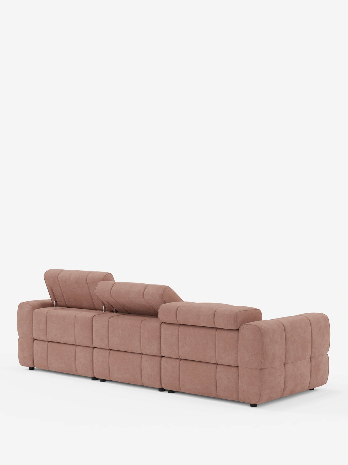 Il divano angolare modulare Giotto a 5 posti da 296 cm con penisola e funzione relax elettrica opzionale, rivestito in tessuto smacchiabile T23 color rosa antico, è un divano modulare a cinque posti con design trapuntato a pannelli e poggiatesta regolabili, visto dal retro.
