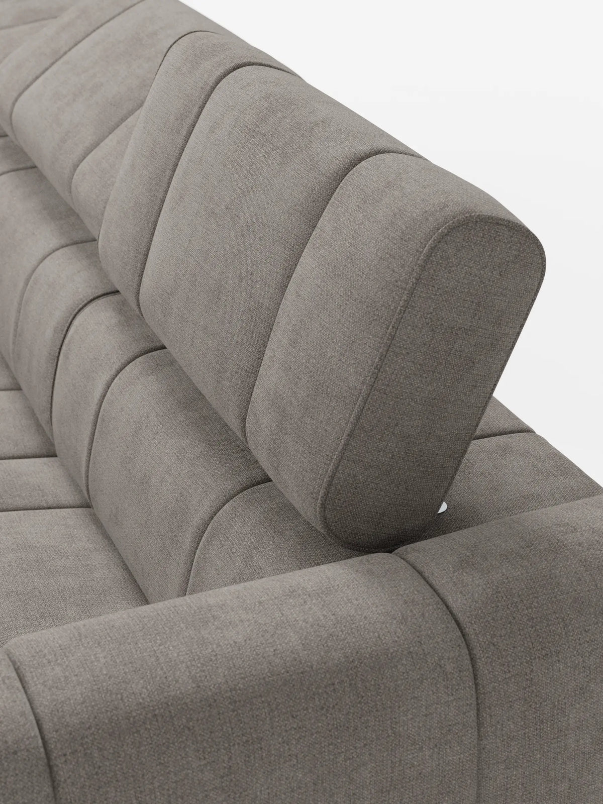Un primo piano di un moderno divano angolare modulare Giotto color tortora a 5 posti, lungo 296 cm, con penisola e funzione relax elettrica opzionale, rivestito in tessuto antimacchia T23, dotato di poggiatesta regolabile e cuciture verticali sui cuscini.