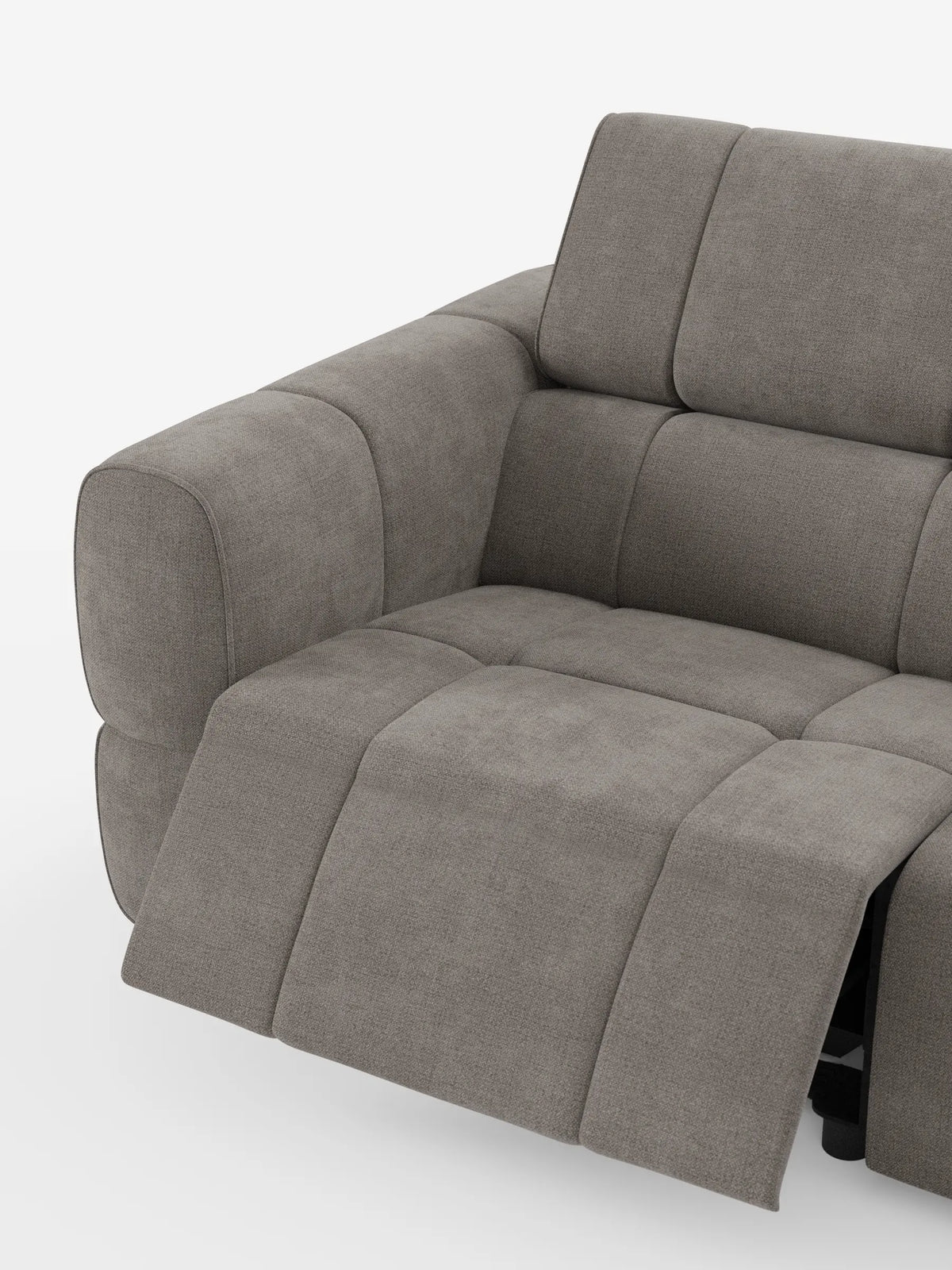 Un divano angolare modulare Giotto a 5 posti da 296 cm con chaise longue e funzione relax elettrica opzionale, rivestito in tessuto smacchiabile T23, un divano modulare in tessuto color taupe con chaise longue sul lato sinistro e morbidi cuscini su sfondo bianco.