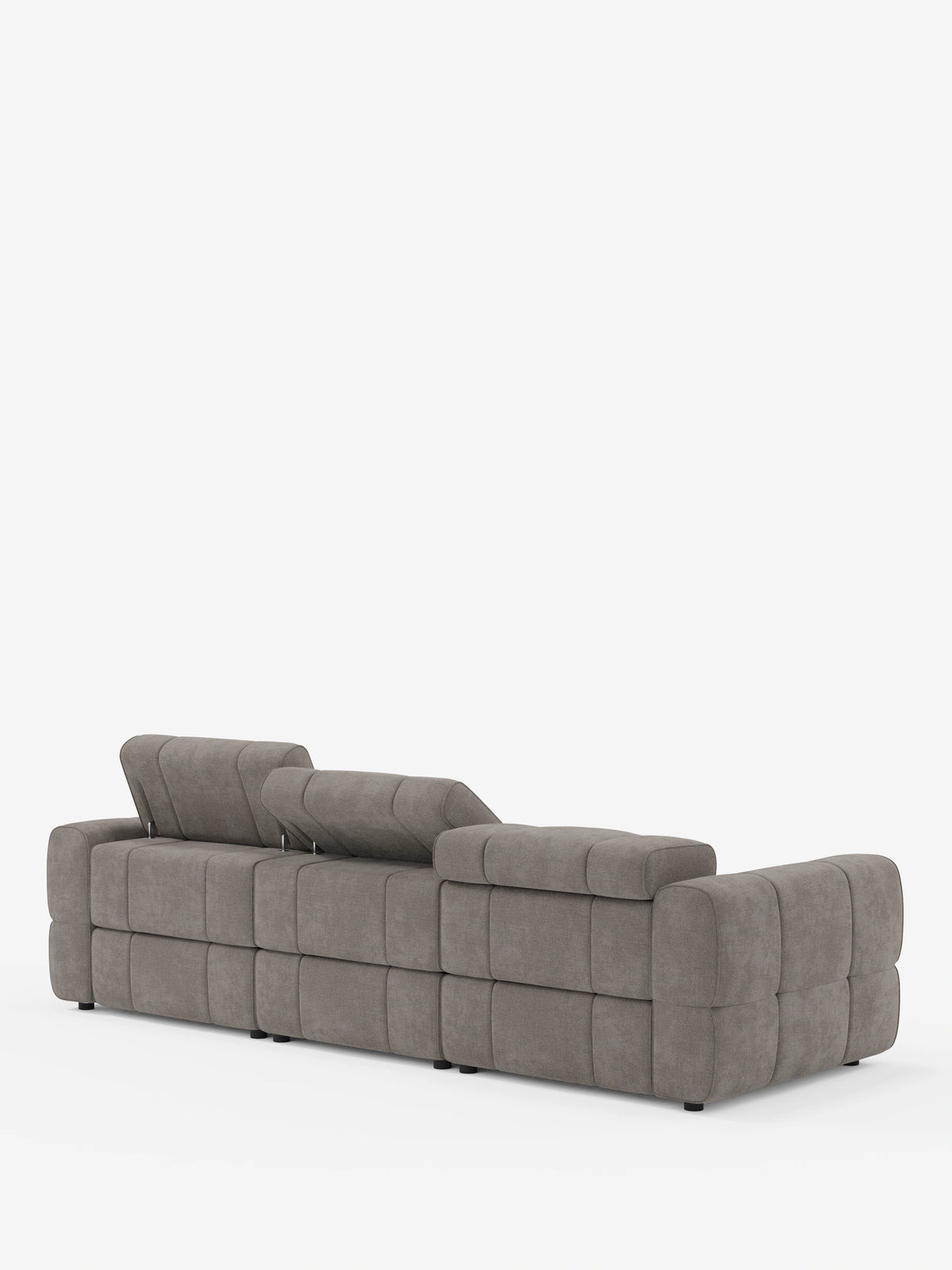 Un divano angolare modulare Giotto a 5 posti da 296 cm con penisola e funzione relax elettrica opzionale, rivestito in tessuto smacchiabile T23 color taupe, visto da dietro con motivo trapuntato a segmenti e poggiatesta regolabili su sfondo bianco.