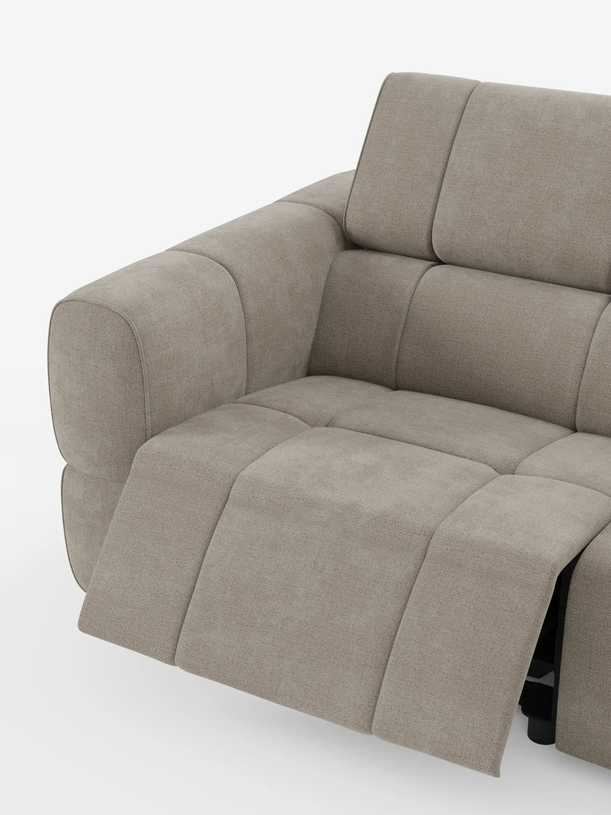 Un divano angolare modulare Giotto color taupe a 5 posti, lungo 296 cm, con penisola e funzione relax elettrica opzionale, rivestito in tessuto antimacchia T23; la sezione del divano modulare è raffigurata in posizione reclinata con poggiapiedi esteso, imbottitura spessa e cuciture rettangolari.