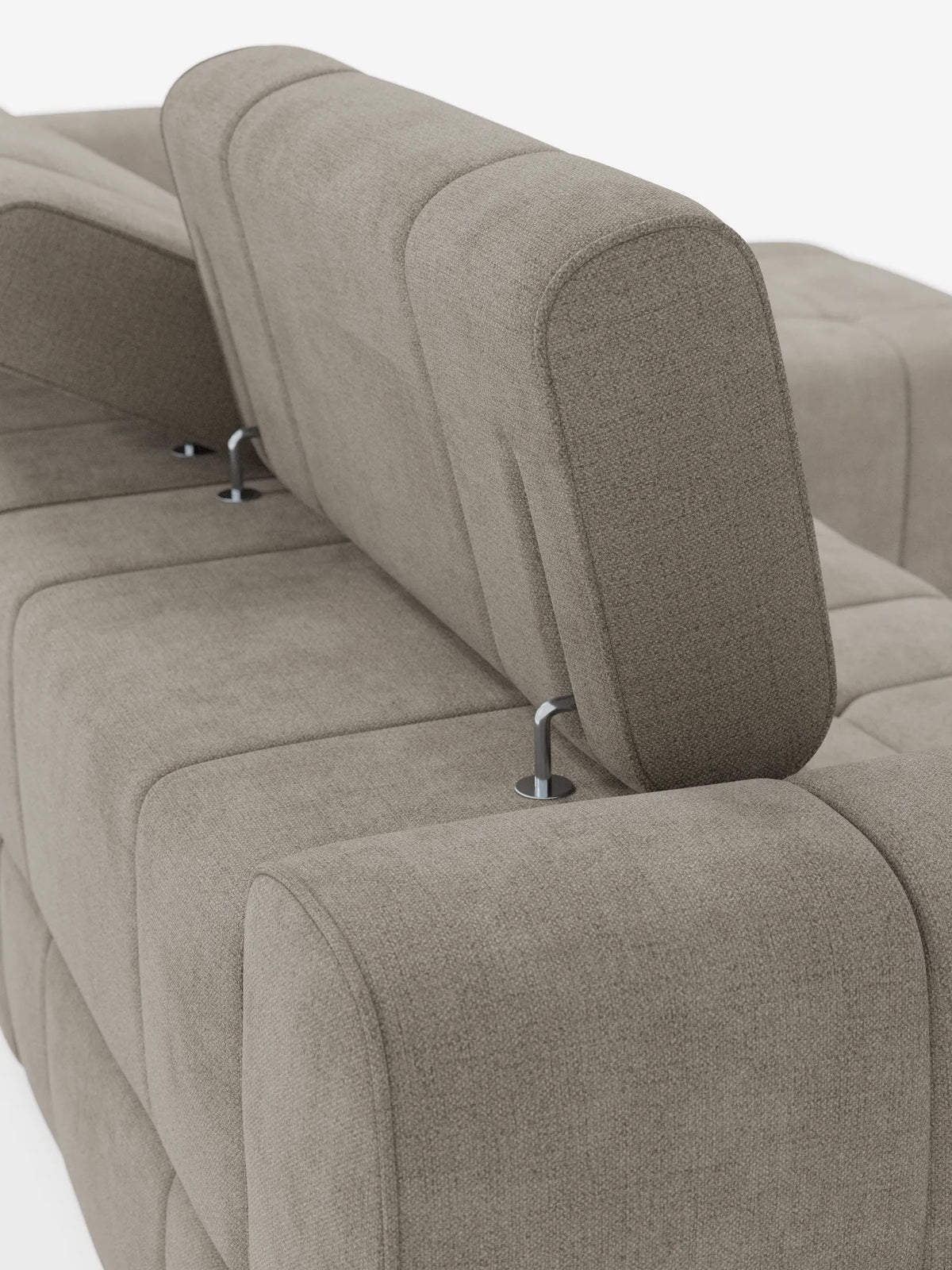 Divano angolare modulare Giotto a 5 posti, 296 cm, con penisola e funzione relax elettrica opzionale, rivestito in tessuto smacchiabile T23 color light taupe, con schienali regolabili su sottili supporti in metallo lucido su uno sfondo bianco a tinta unita.
