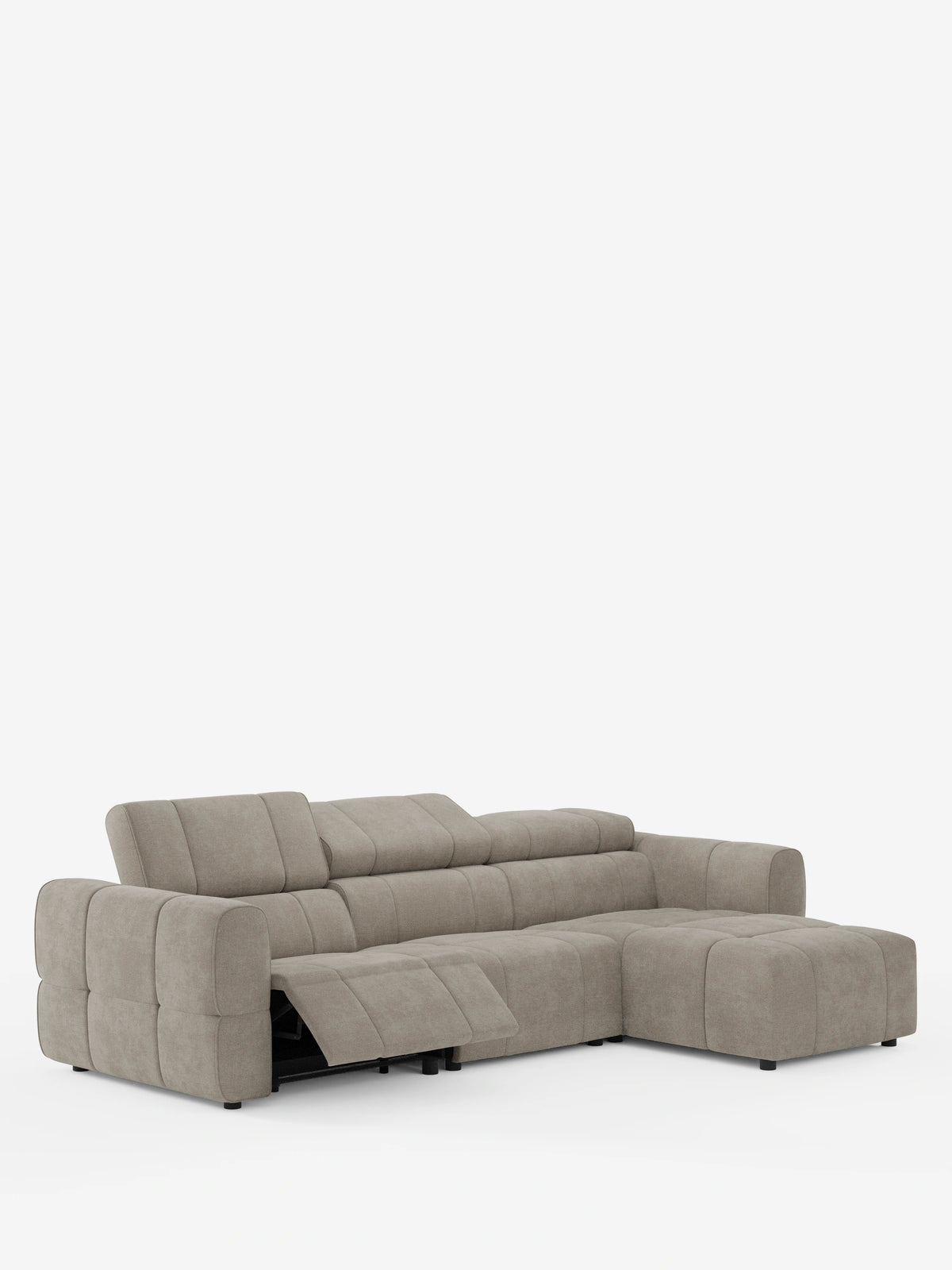 Un divano angolare modulare Giotto color tortora chiaro a 5 posti, lungo 296 cm, con penisola e funzione relax elettrica opzionale, rivestito in tessuto antimacchia T23, dotato di cinque posti a sedere, poggiatesta regolabili, una chaise longue e un posto reclinabile, ideale per i salotti moderni.