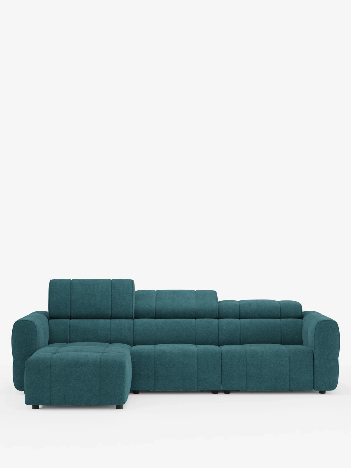 Un divano angolare modulare Giotto color verde acqua a 5 posti, lungo 296 cm, con penisola e funzione relax elettrica opzionale, rivestito in tessuto antimacchia T23 con chaise longue sul lato sinistro, poggiatesta regolabili, finitura testurizzata e cuciture verticali su sfondo bianco.