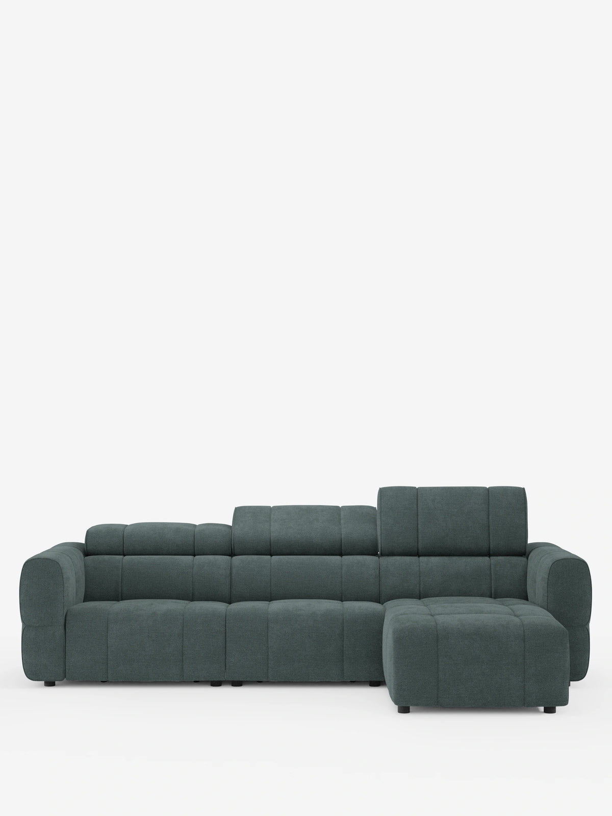 Giotto, divano angolare modulare a 5 posti da 296 cm con penisola e funzione relax elettrica opzionale, rivestito in tessuto smacchiabile T23: un divano componibile grigio scuro con chaise longue a destra, dettagli in pannelli imbottiti, piedini bassi e poggiatesta regolabili.