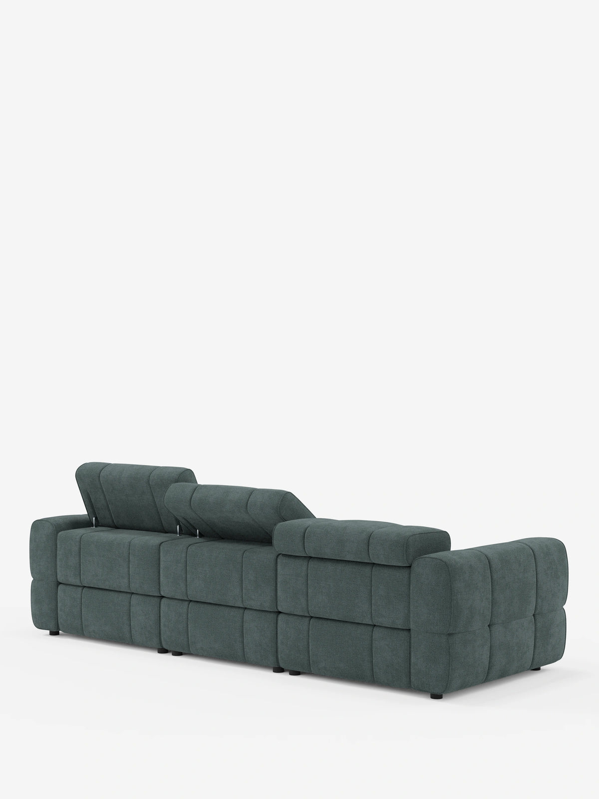 Un divano angolare modulare Giotto a 5 posti da 296 cm, color verde acqua scuro, con penisola e funzione relax elettrica opzionale, rivestito in tessuto smacchiabile T23; visto da dietro, presenta un rivestimento con motivo a griglia e un poggiatesta regolabile.